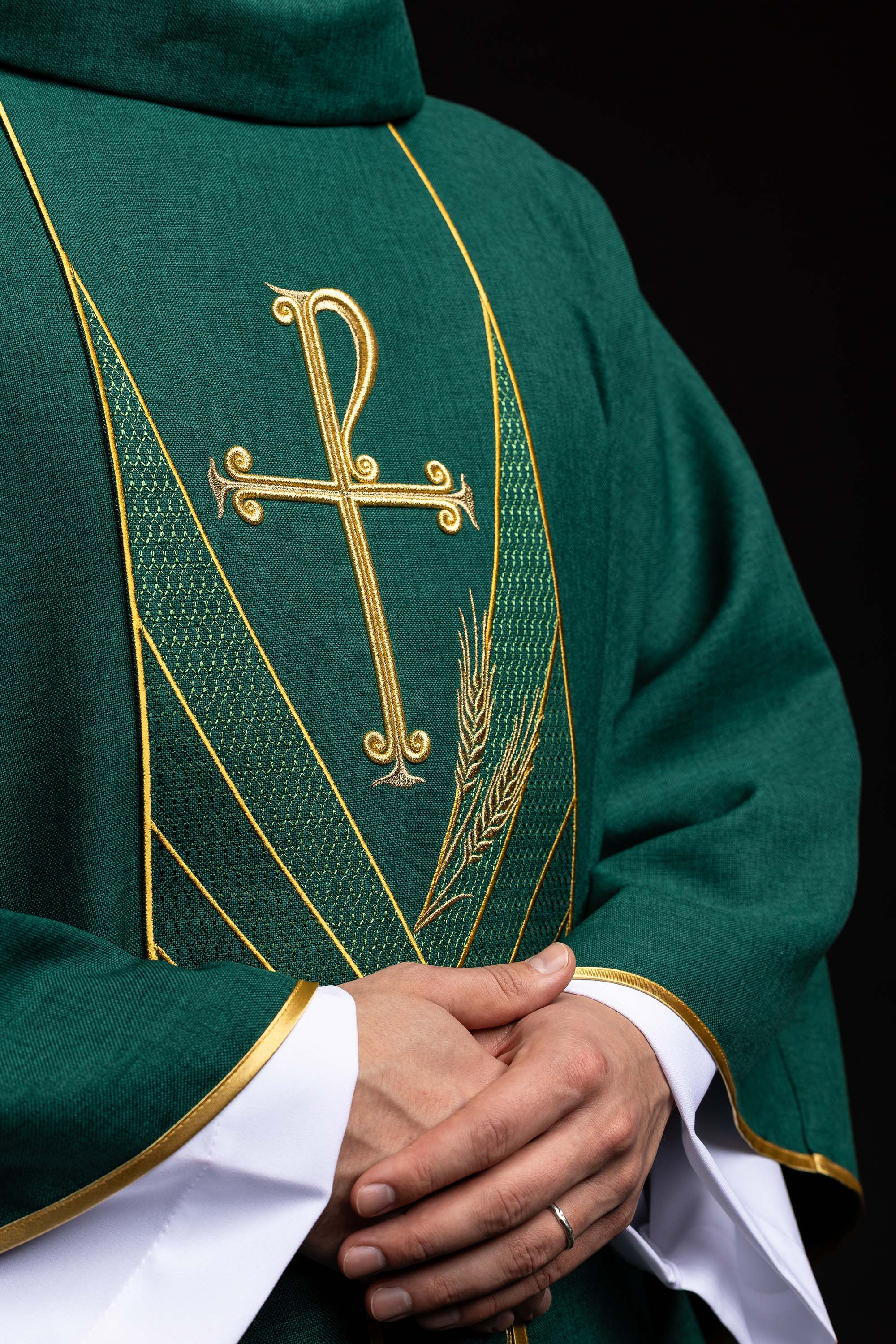 Ornat w kolorze zielonym z haftowanym pasem Pax