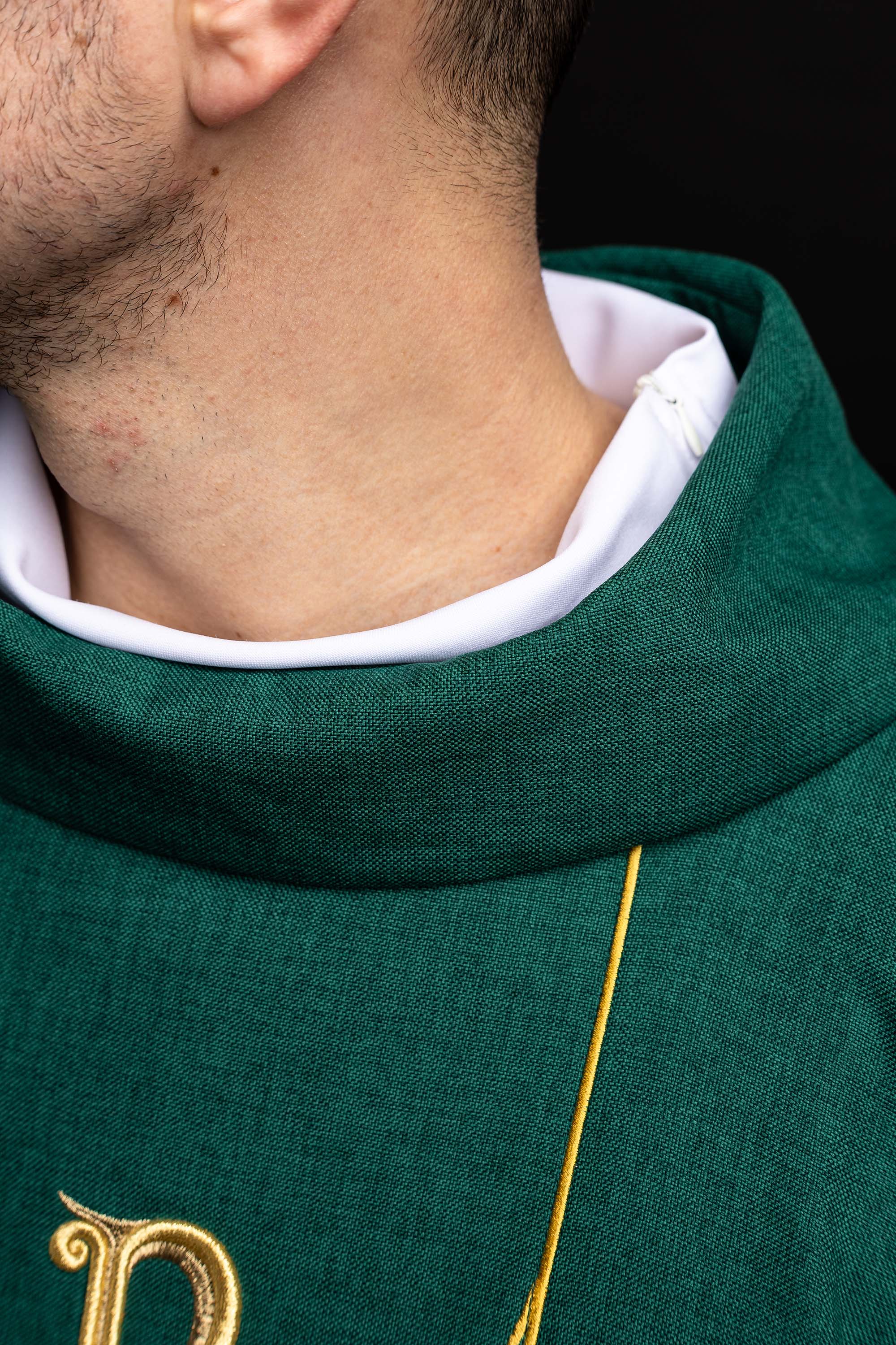 Ornat w kolorze zielonym z haftowanym pasem Pax