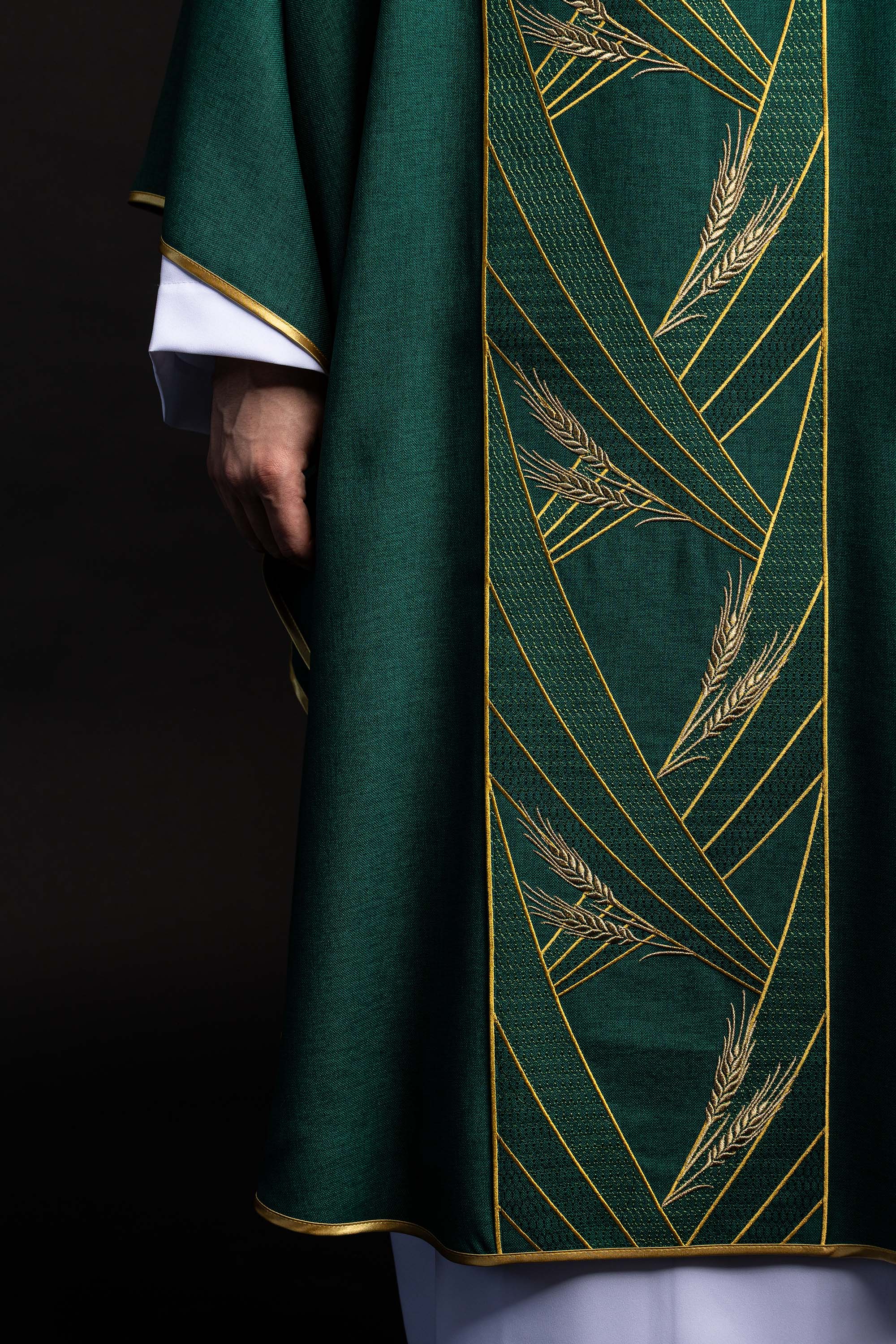 Ornat w kolorze zielonym z haftowanym pasem Pax