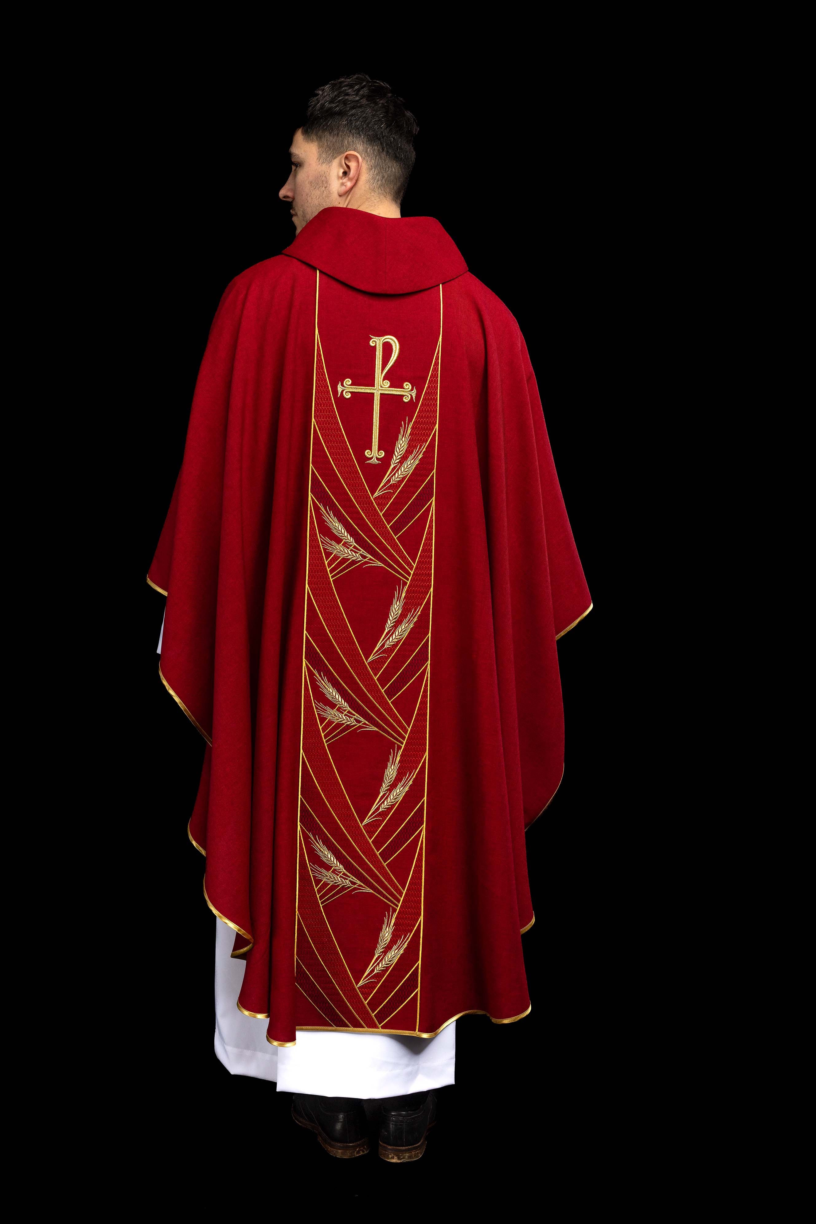 Ornat w kolorze czerwonym z haftowanym pasem Pax