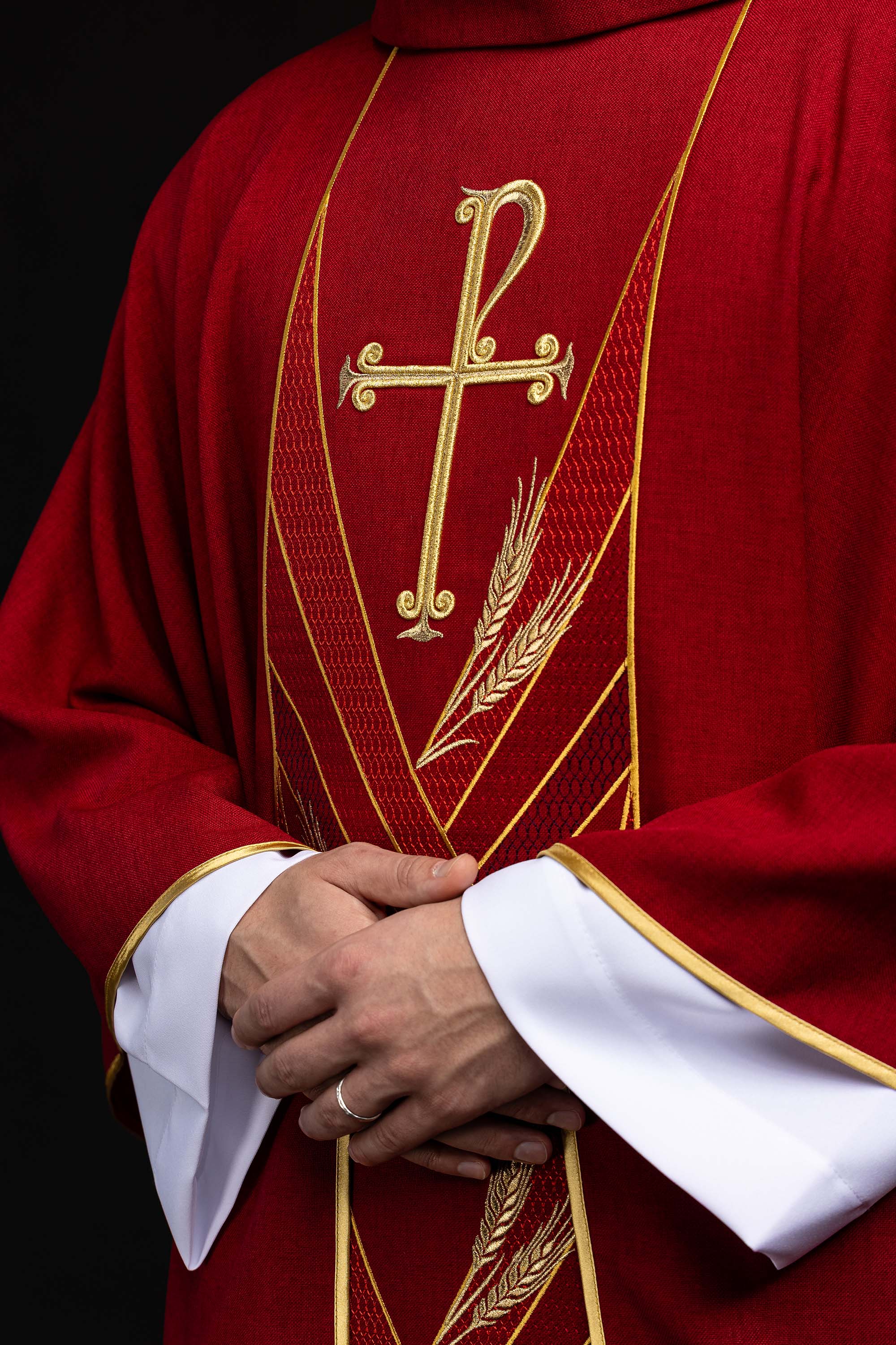 Ornat w kolorze czerwonym z haftowanym pasem Pax