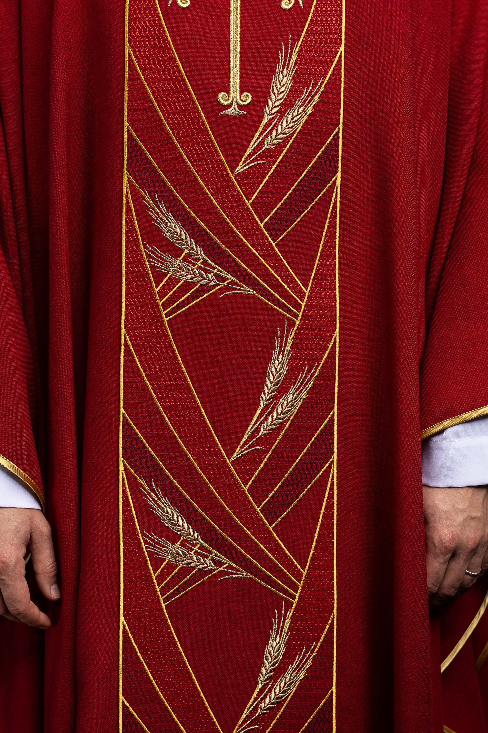 Ornat w kolorze czerwonym z haftowanym pasem Pax