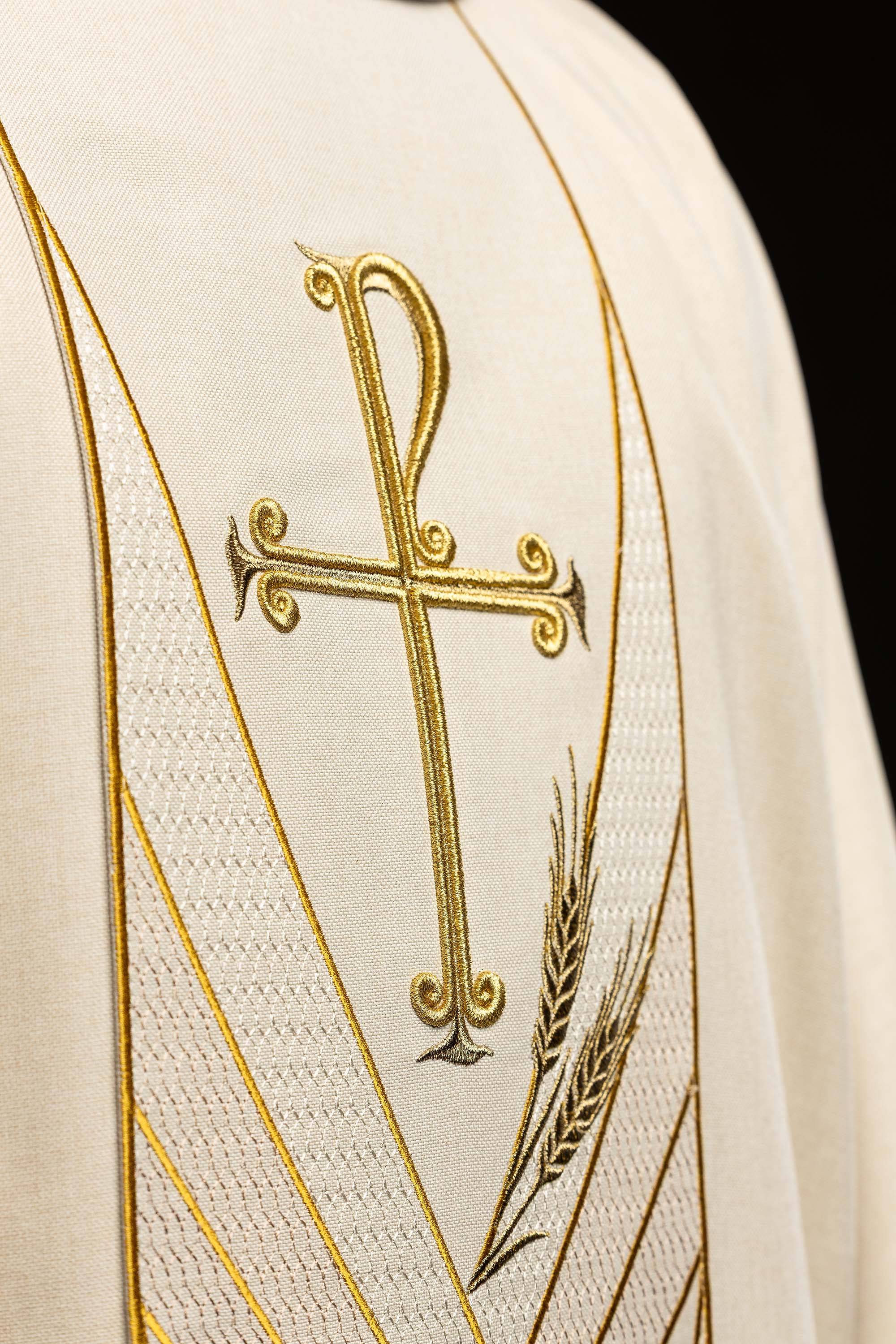 Ornat w kolorze ecru z haftowanym pasem Pax