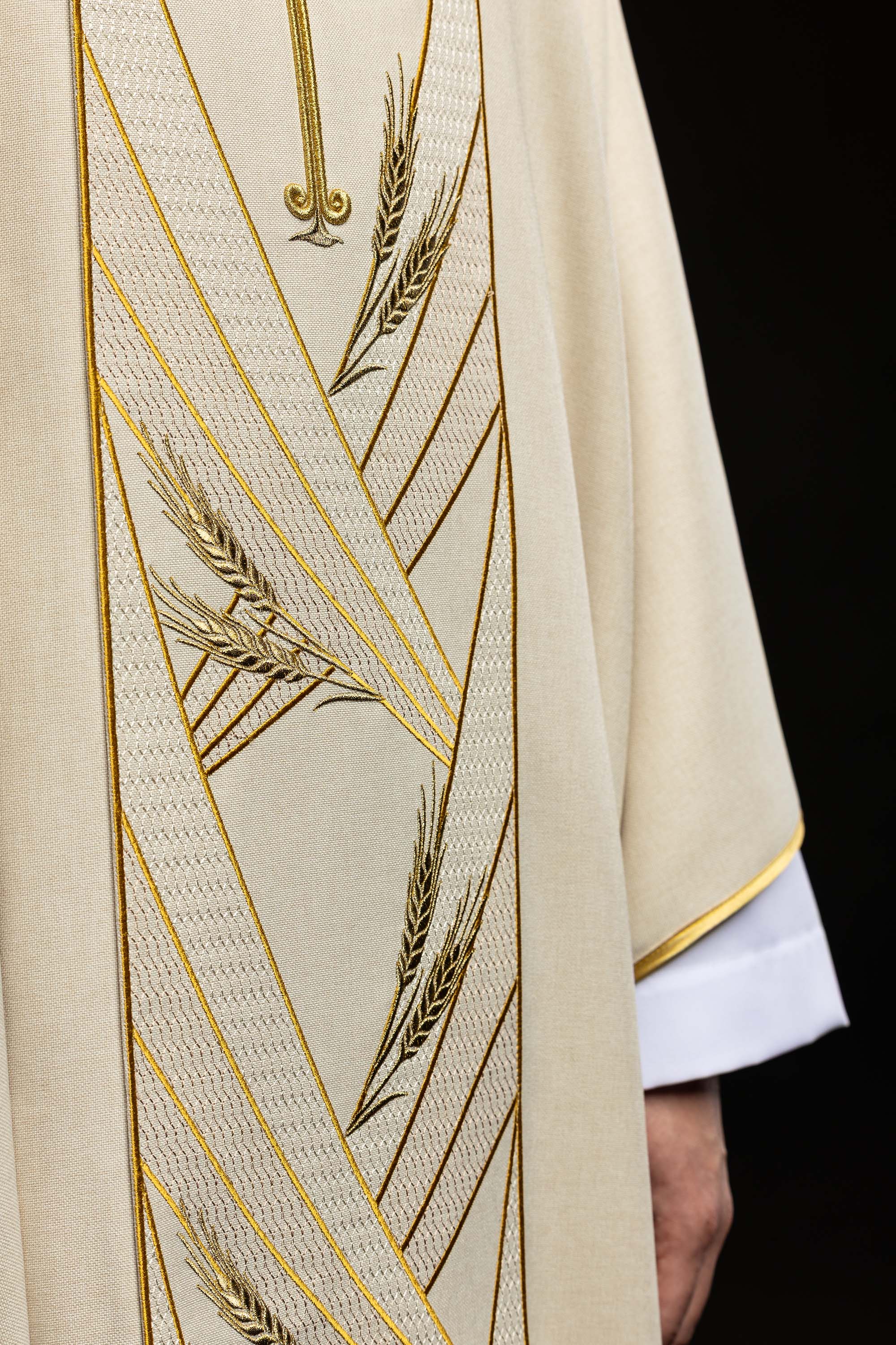 Ornat w kolorze ecru z haftowanym pasem Pax