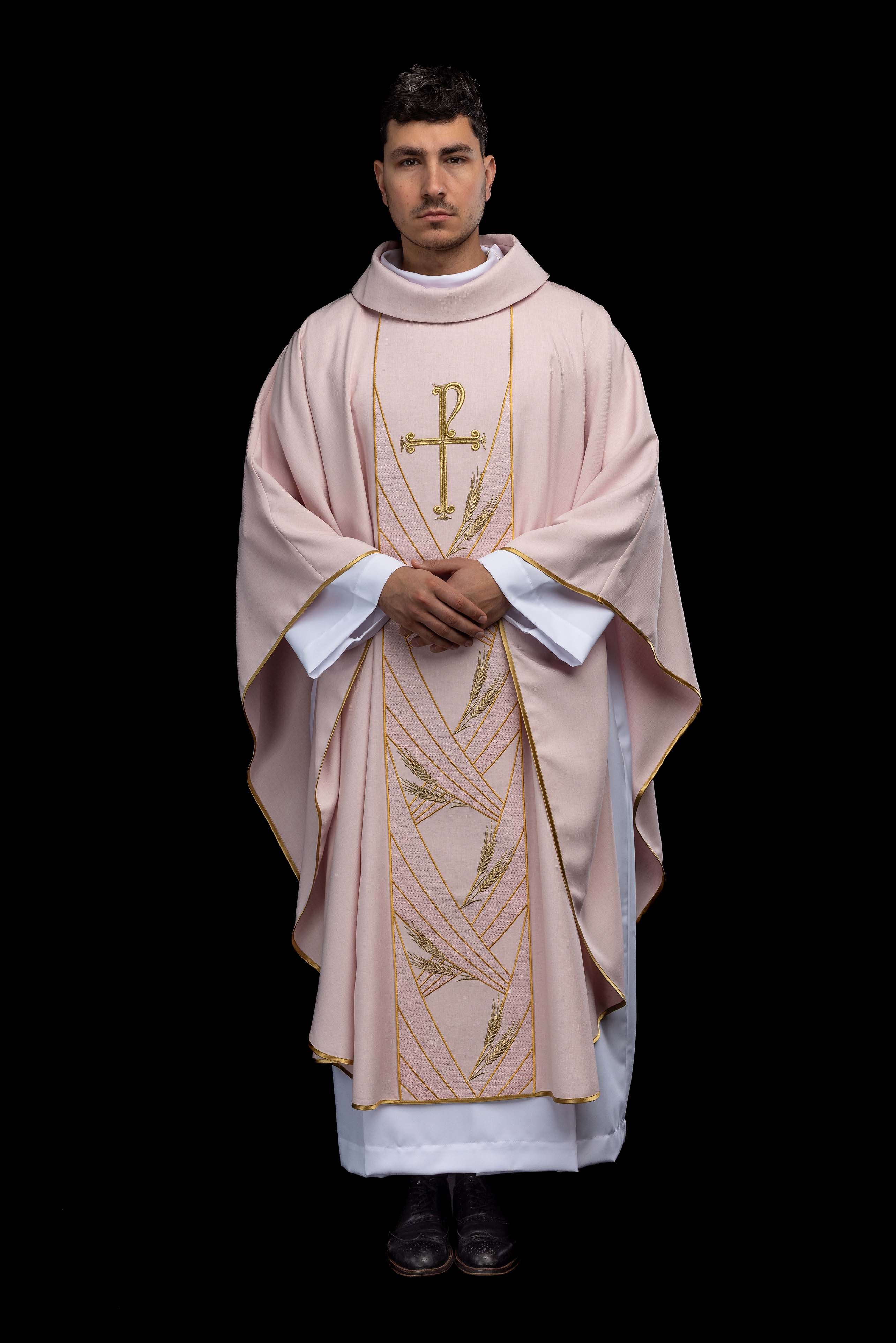 Ornat w kolorze różowym z haftowanym pasem Pax