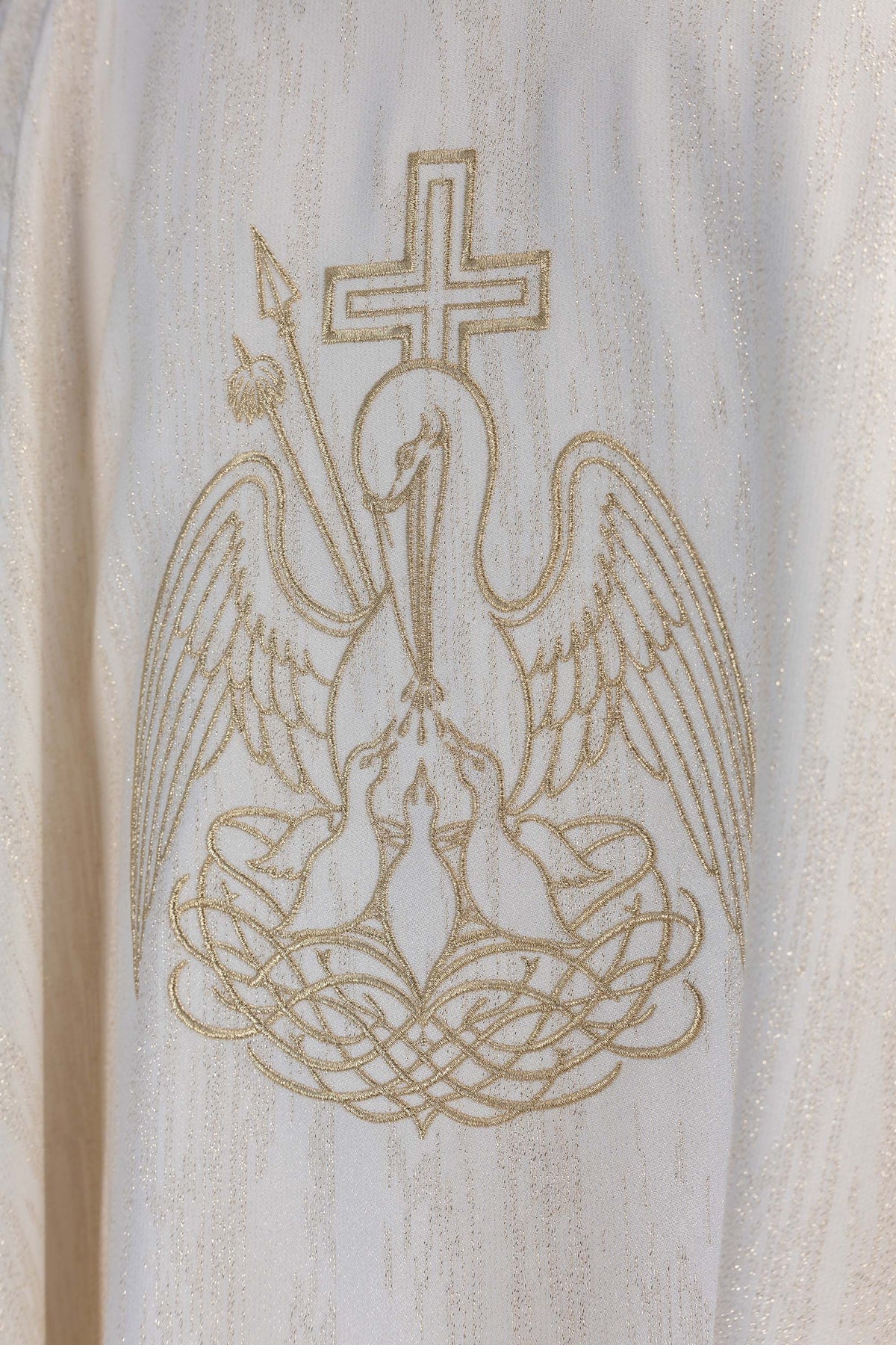 Ornat haftowany z motywem Pelikana na błyszczącej tkaninie ecru
