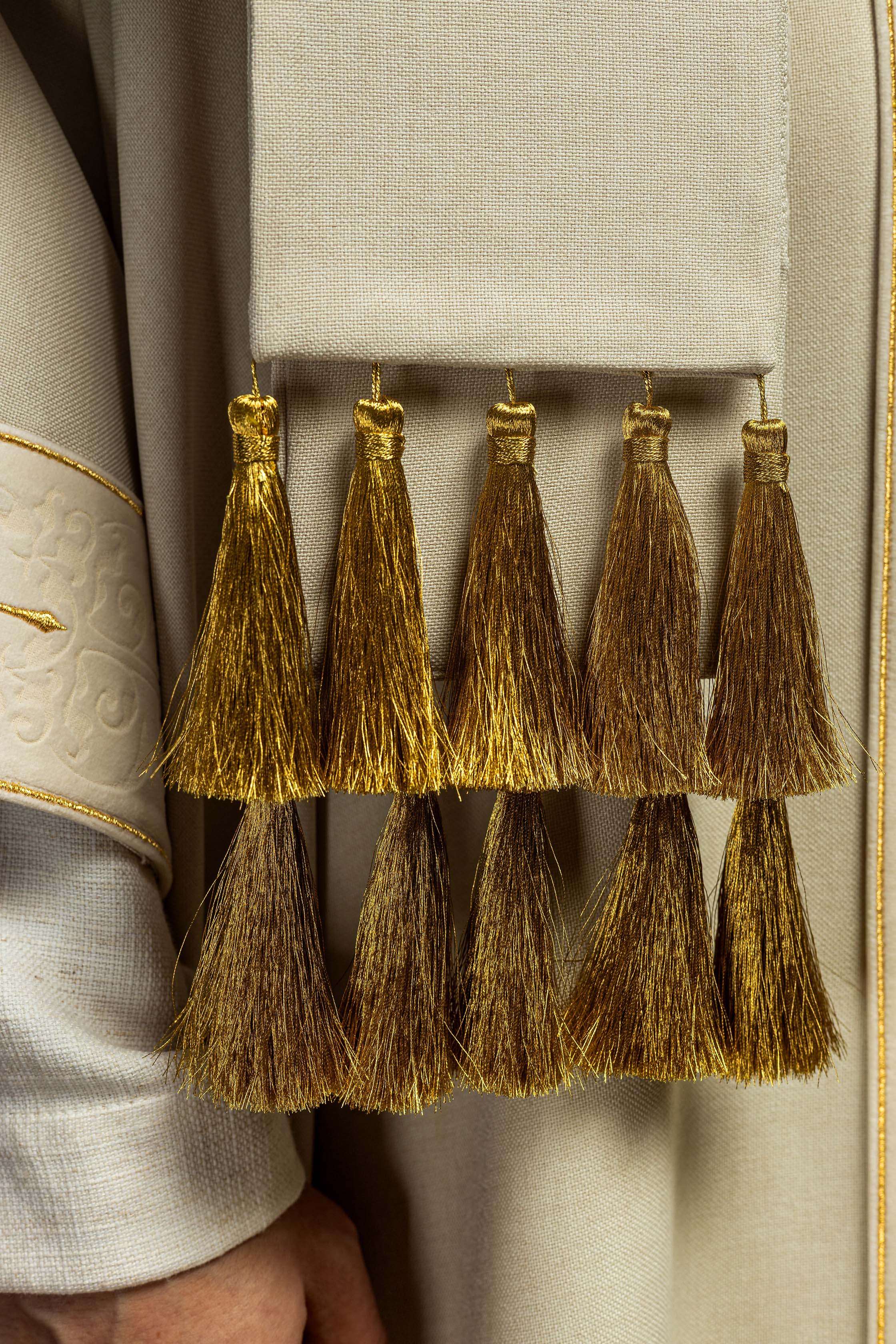 Ornat w kolorze ecru z haftowanym pasem i kołnierzem w krzyże - ORNATY.PL