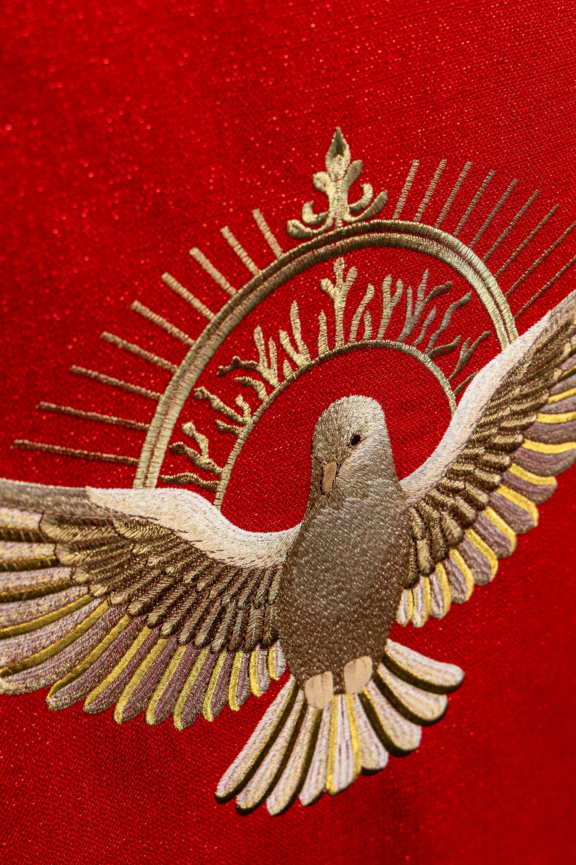 Czerwona serweta Na Lektorium Haftowana Z Symbolem Gołębicy i płomieni
