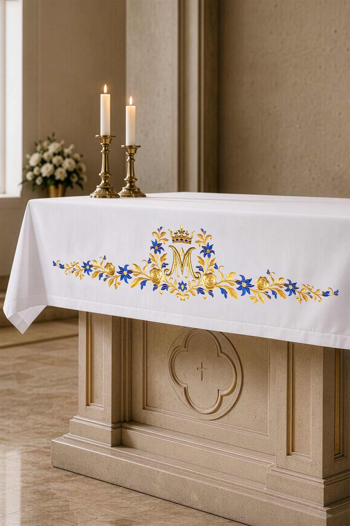 Obrus ołtarzowy z haftowanym symbolem maryjnym