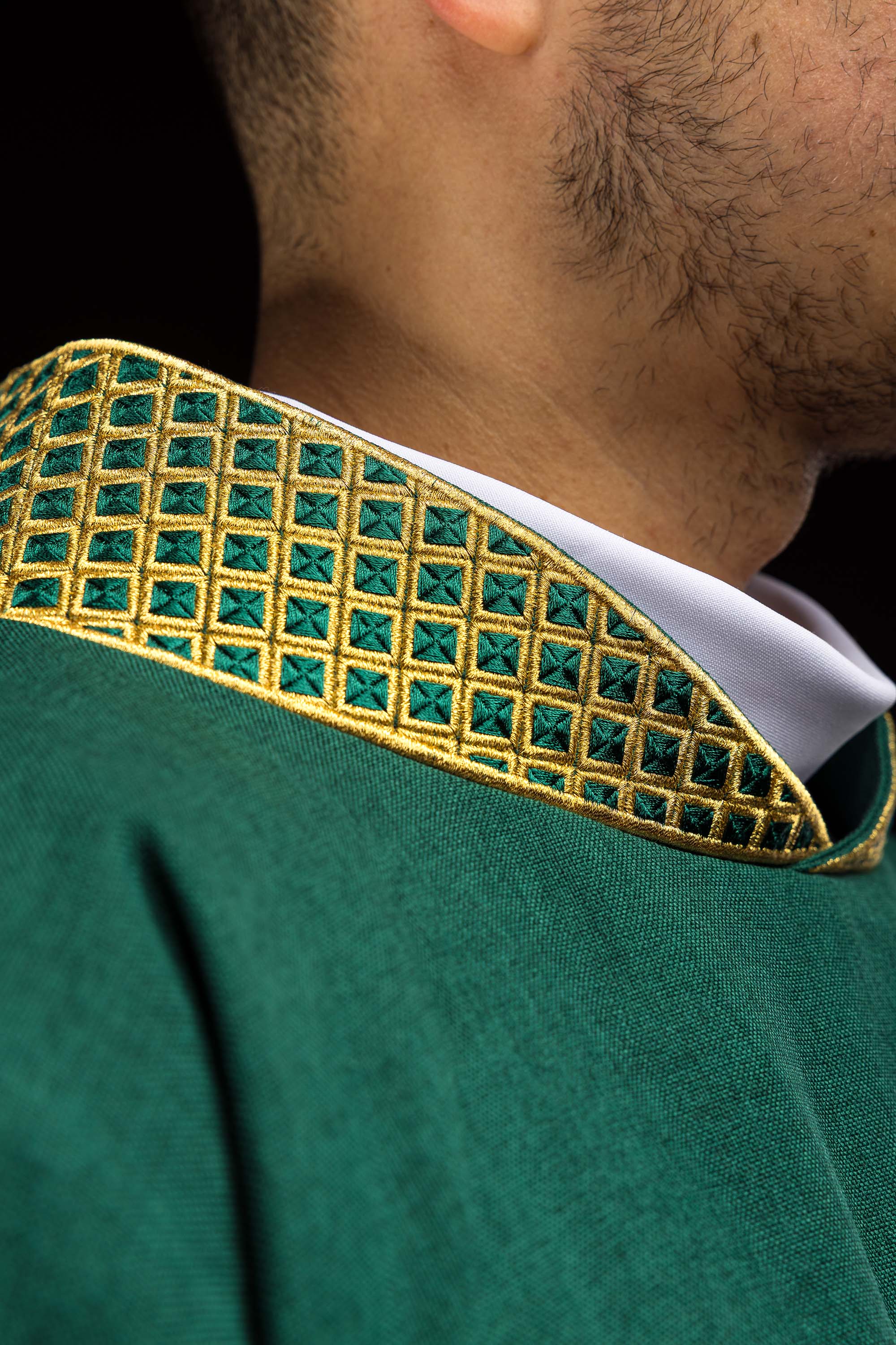 Dalmatyka z haftowanymi krzyżami i kołnierzem zielona