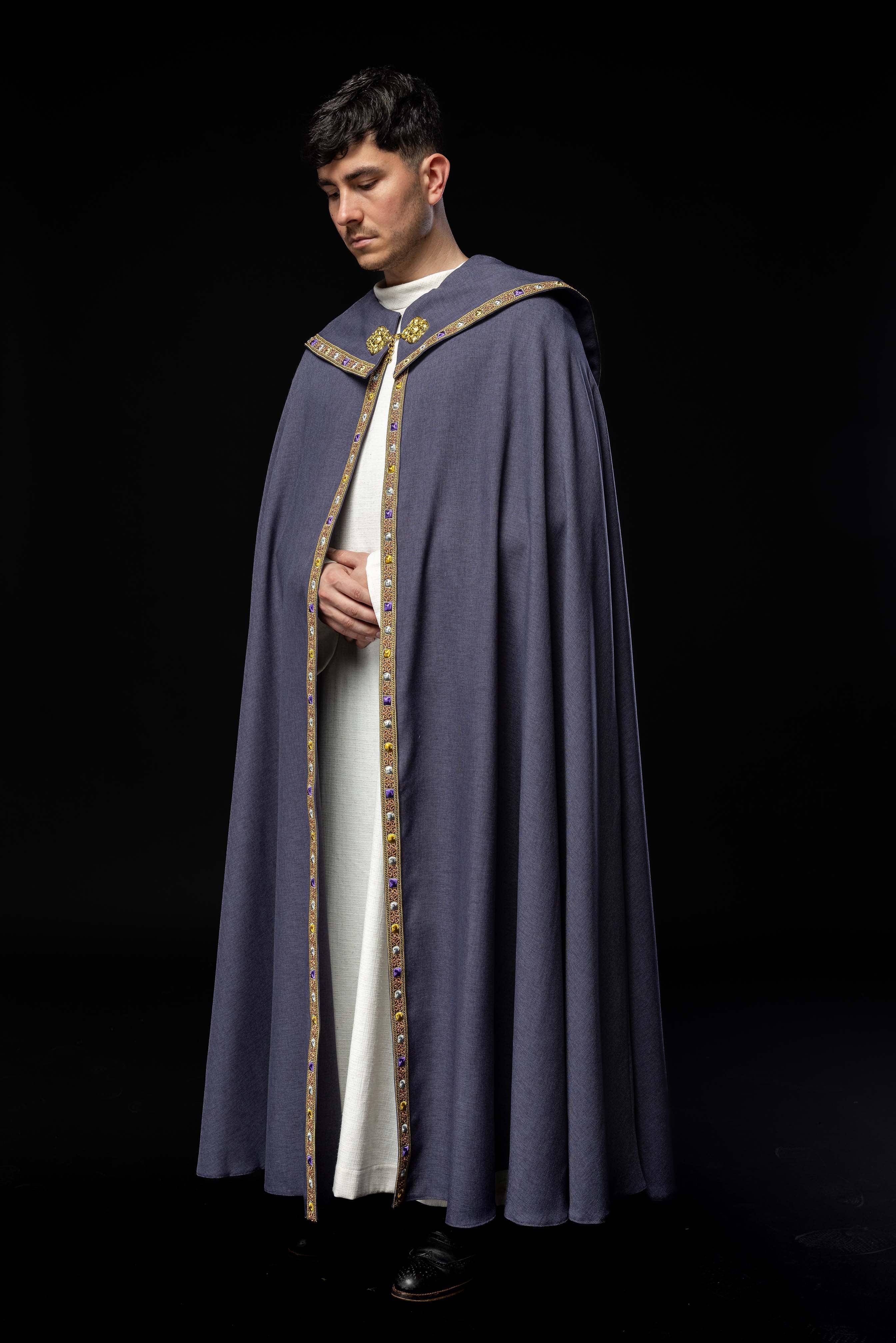 Fioletowa kapa liturgiczna z złotym IHS