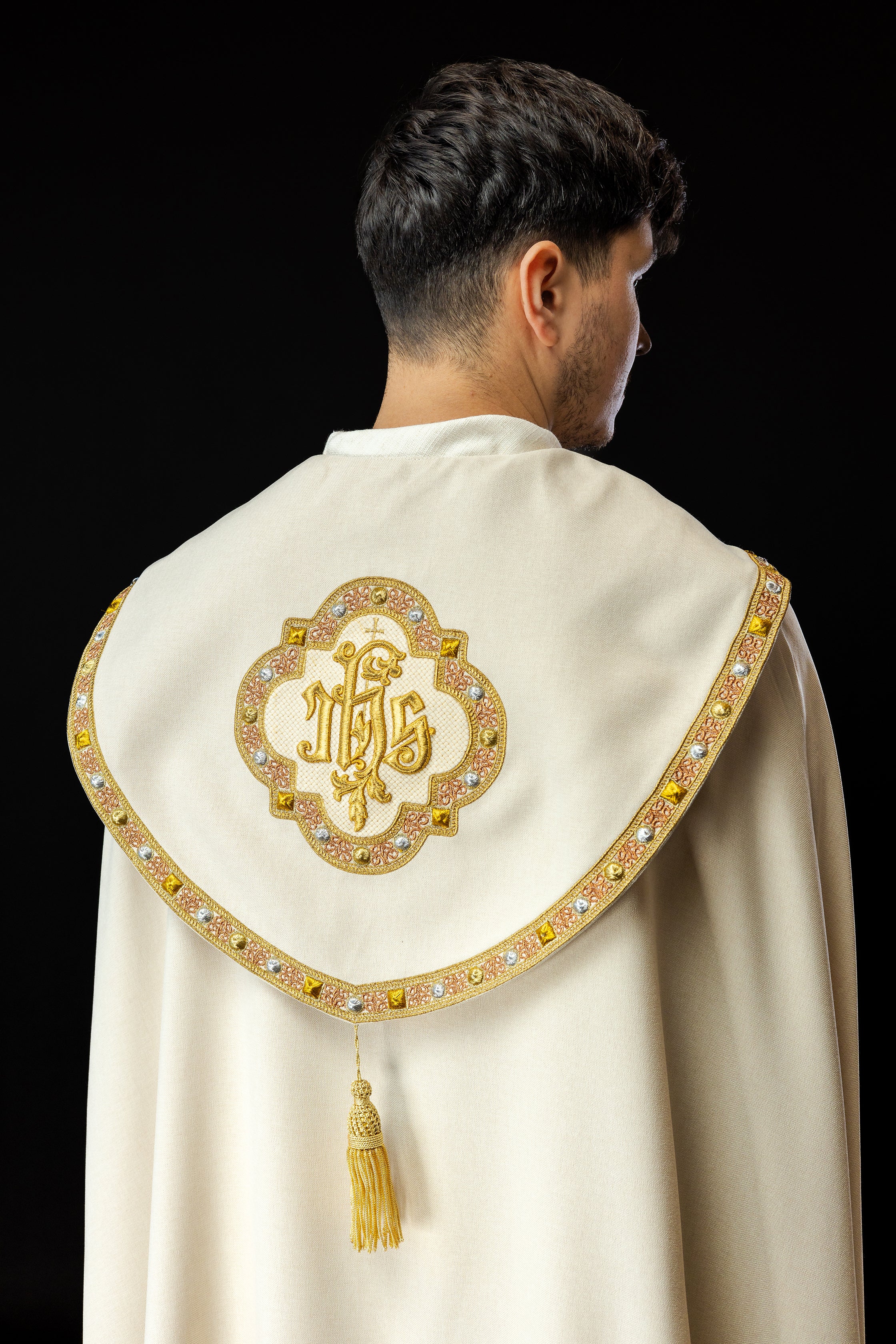 Ecru kapa liturgiczna z złotym IHS - ORNATY.PL