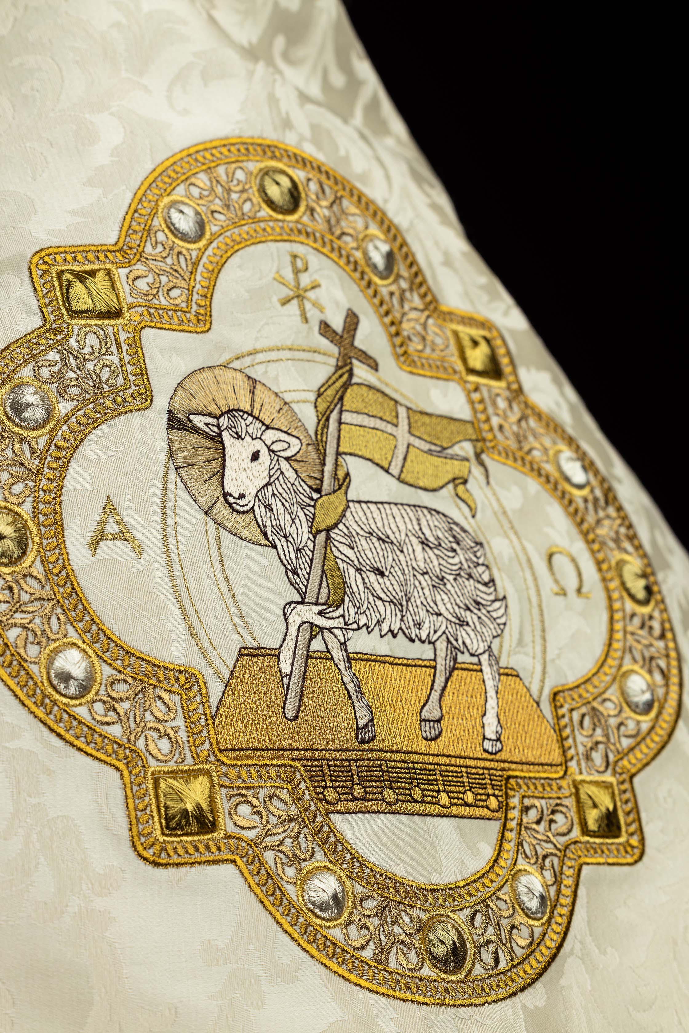 Welon z haftem baranka wielkanocnego na tkaninie żakardowej - ORNATY.PL