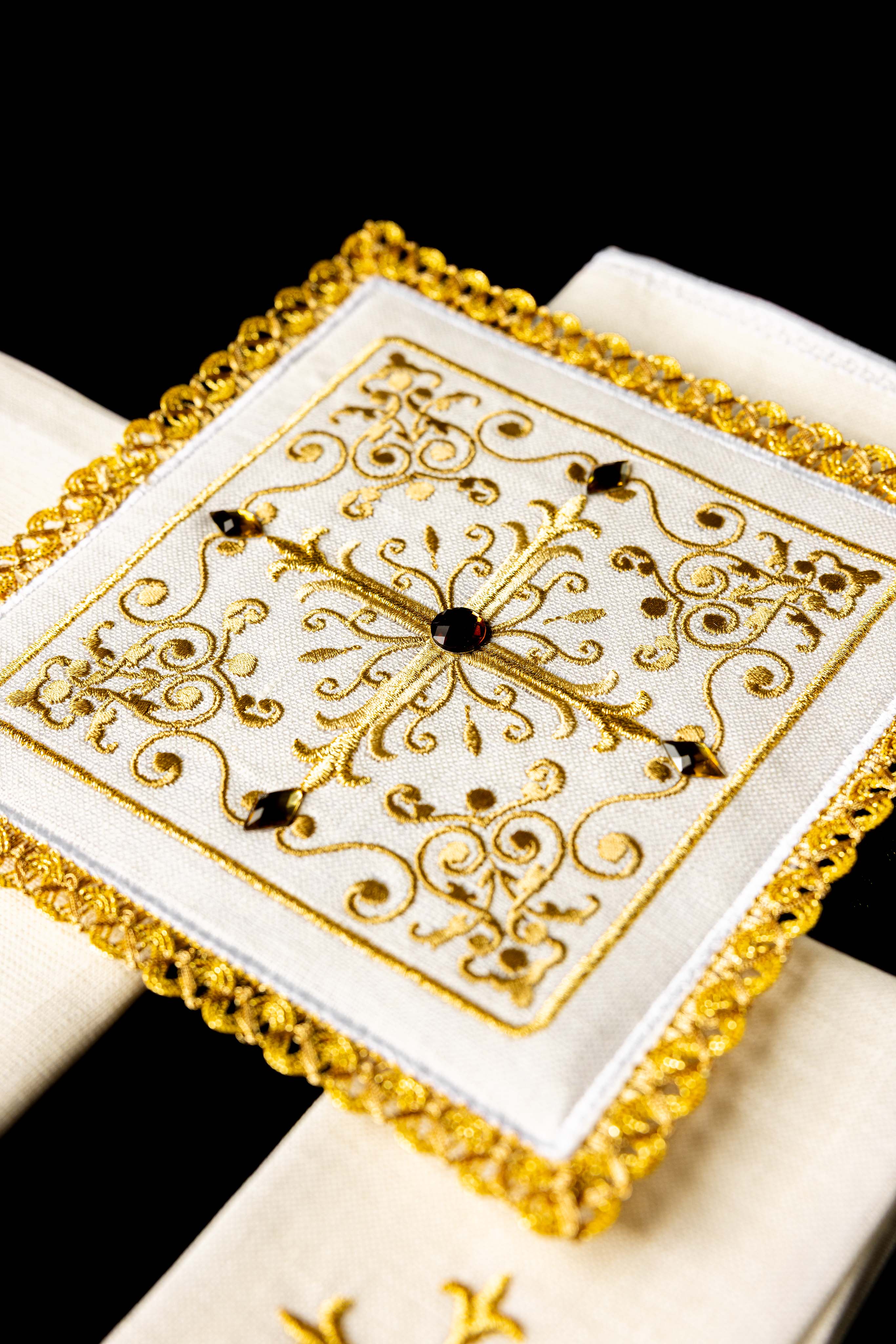 Bogato zdobiony lniany komplet kielichowy z haftem krzyża