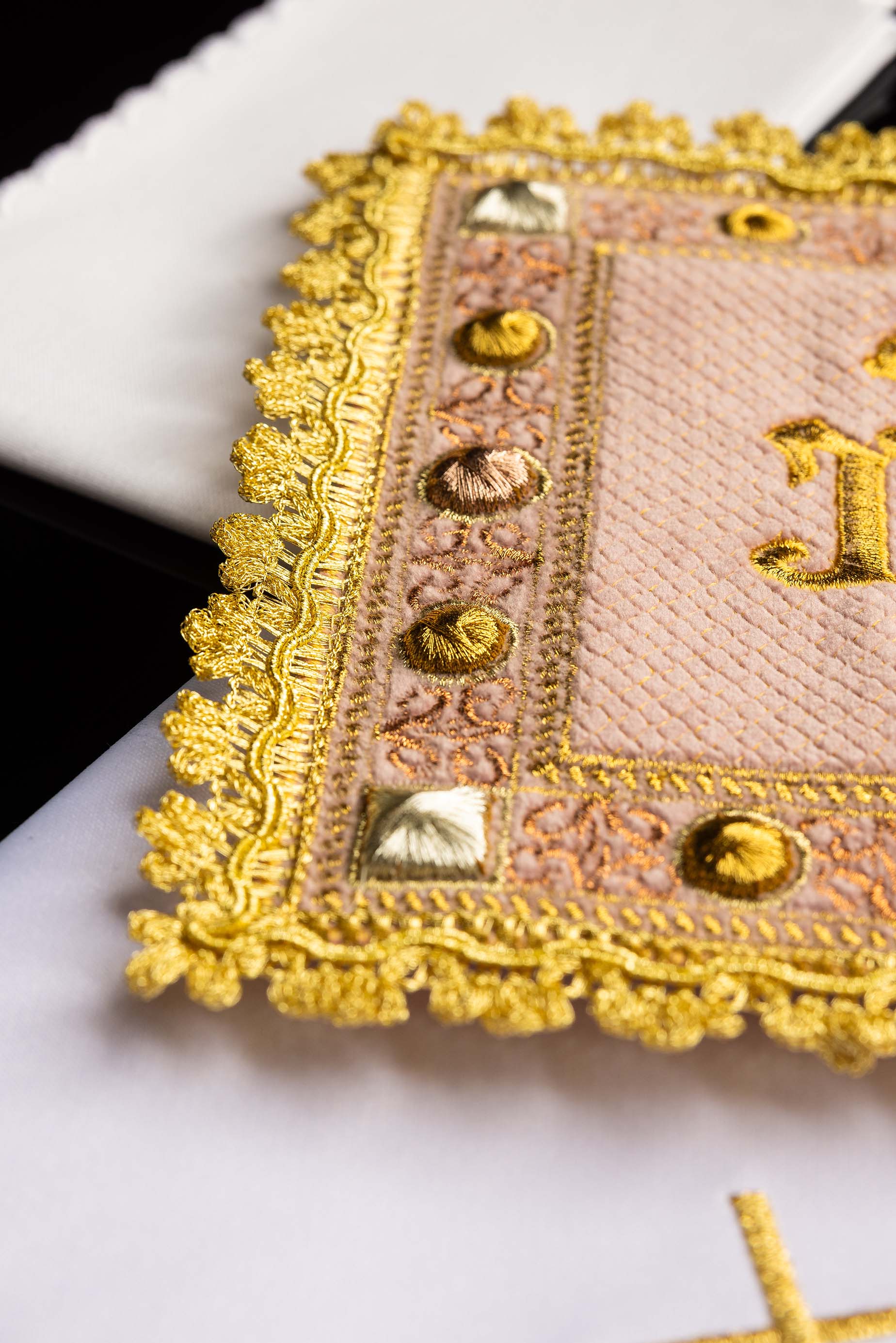 Aksamitny komplet kielichowy w kolorze różowym z haftowanym symbolem IHS - ORNATY.PL