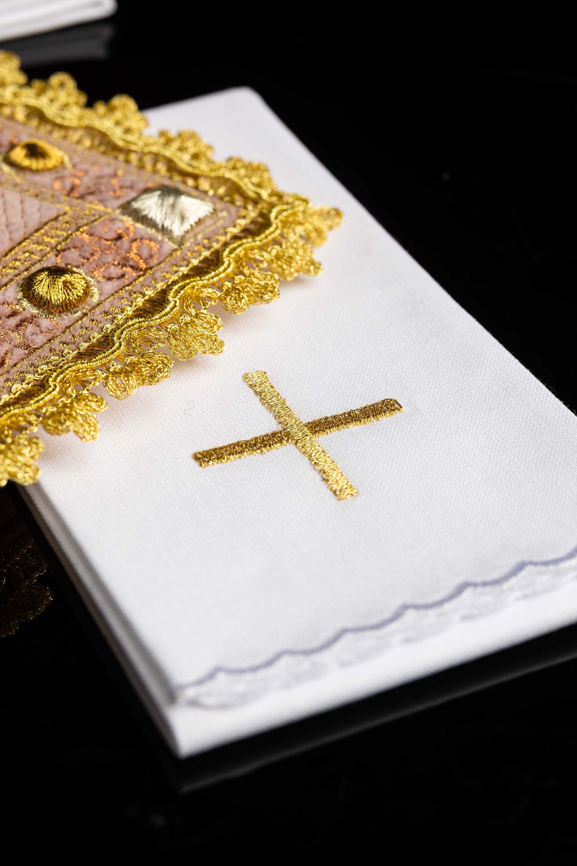 Aksamitny komplet kielichowy w kolorze różowym z haftowanym symbolem IHS - ORNATY.PL