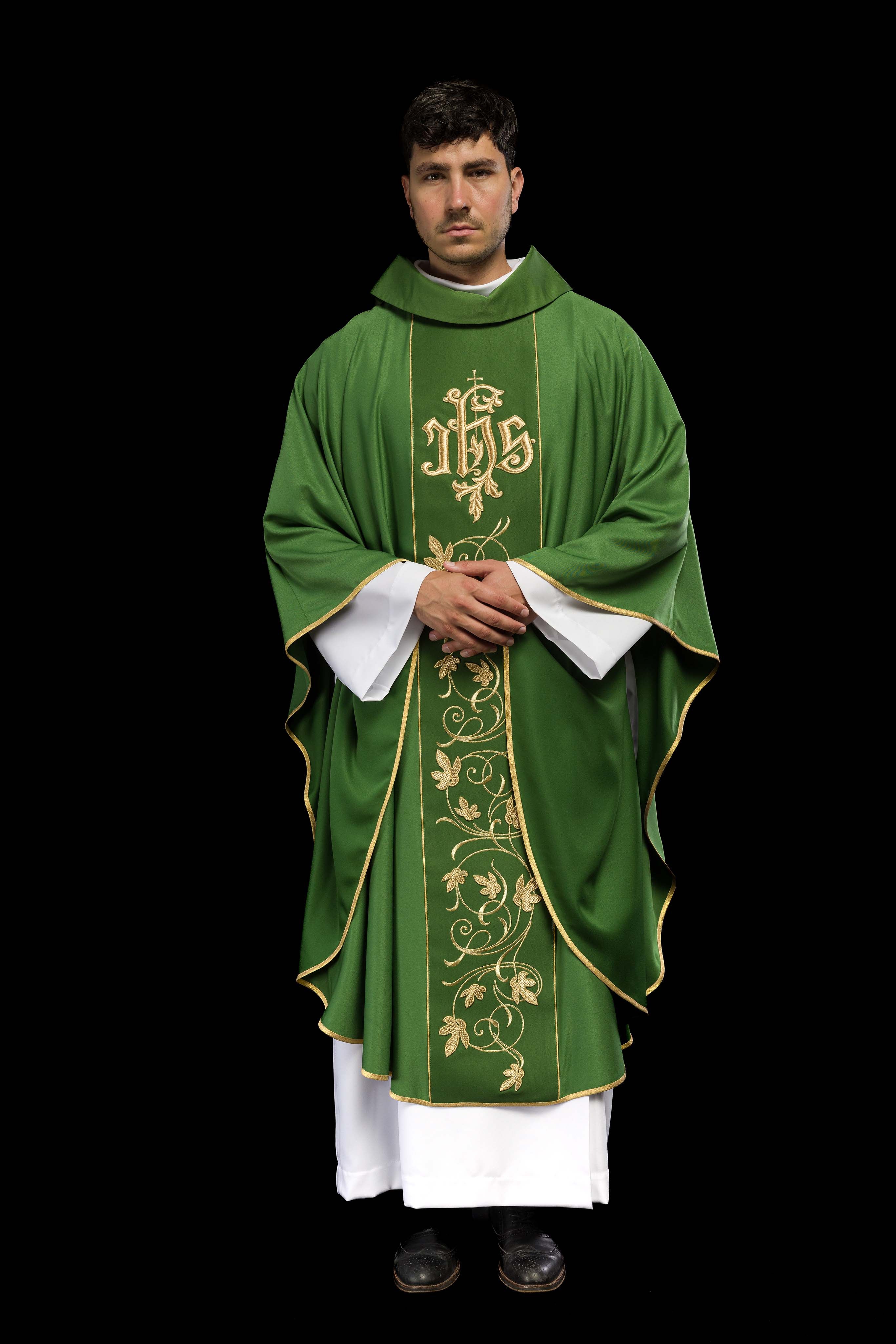 Zielony ornat liturgiczny z bogato zdobionym pasem motywem florystycznym i IHS - ORNATY.PL
