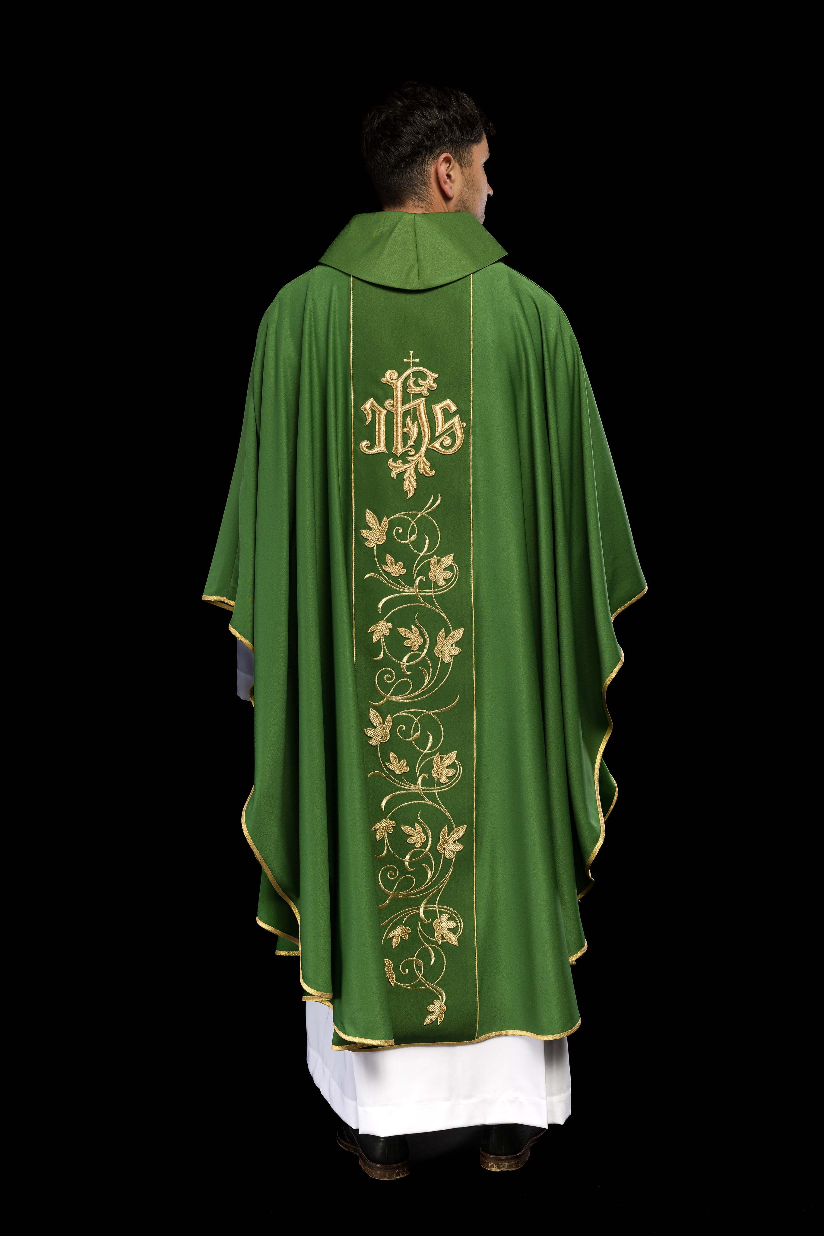 Zielony ornat liturgiczny z bogato zdobionym pasem motywem florystycznym i IHS - ORNATY.PL