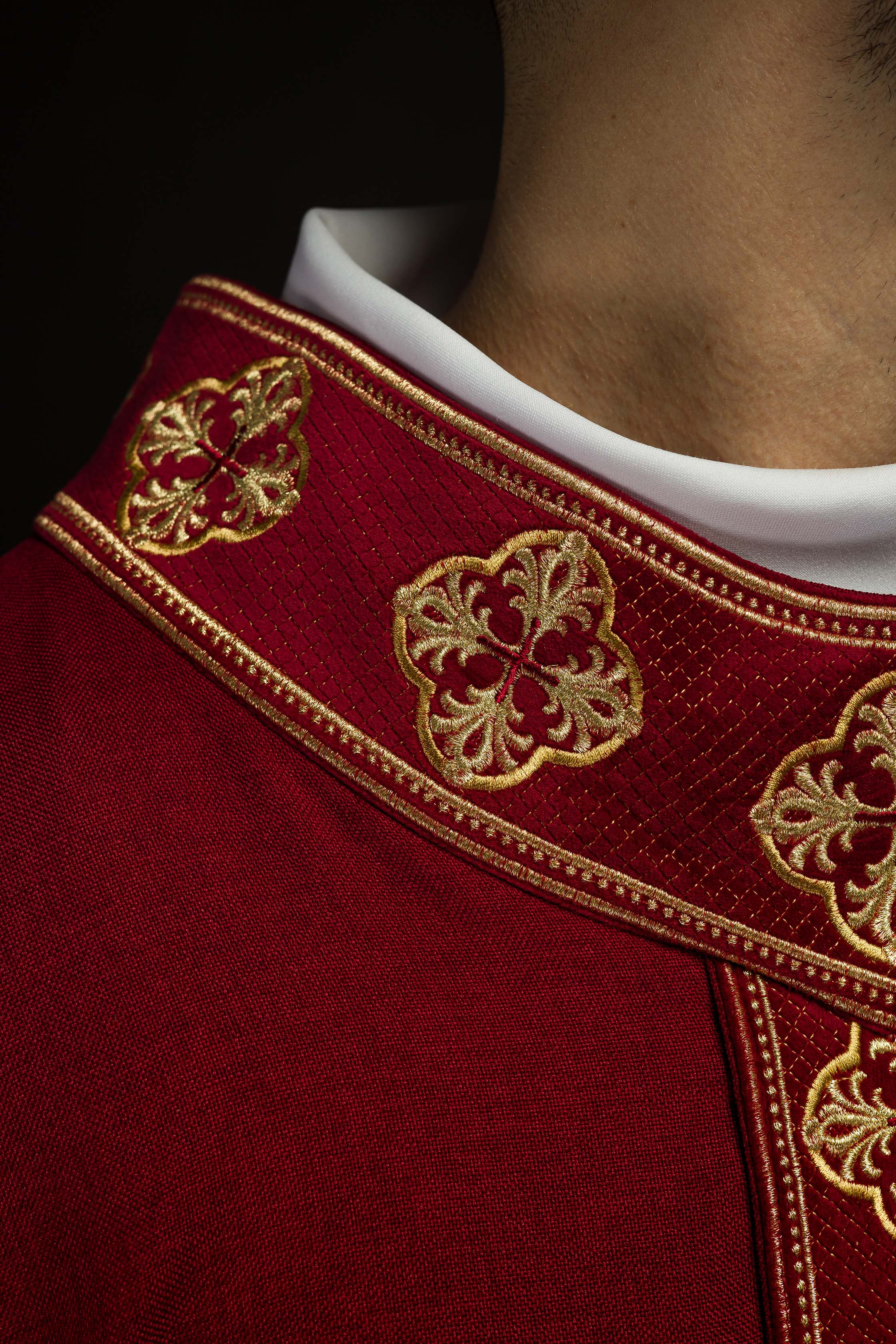 Ornat w kolorze czerwonym z haftowanym pasem i kołnierzem w krzyże - ORNATY.PL