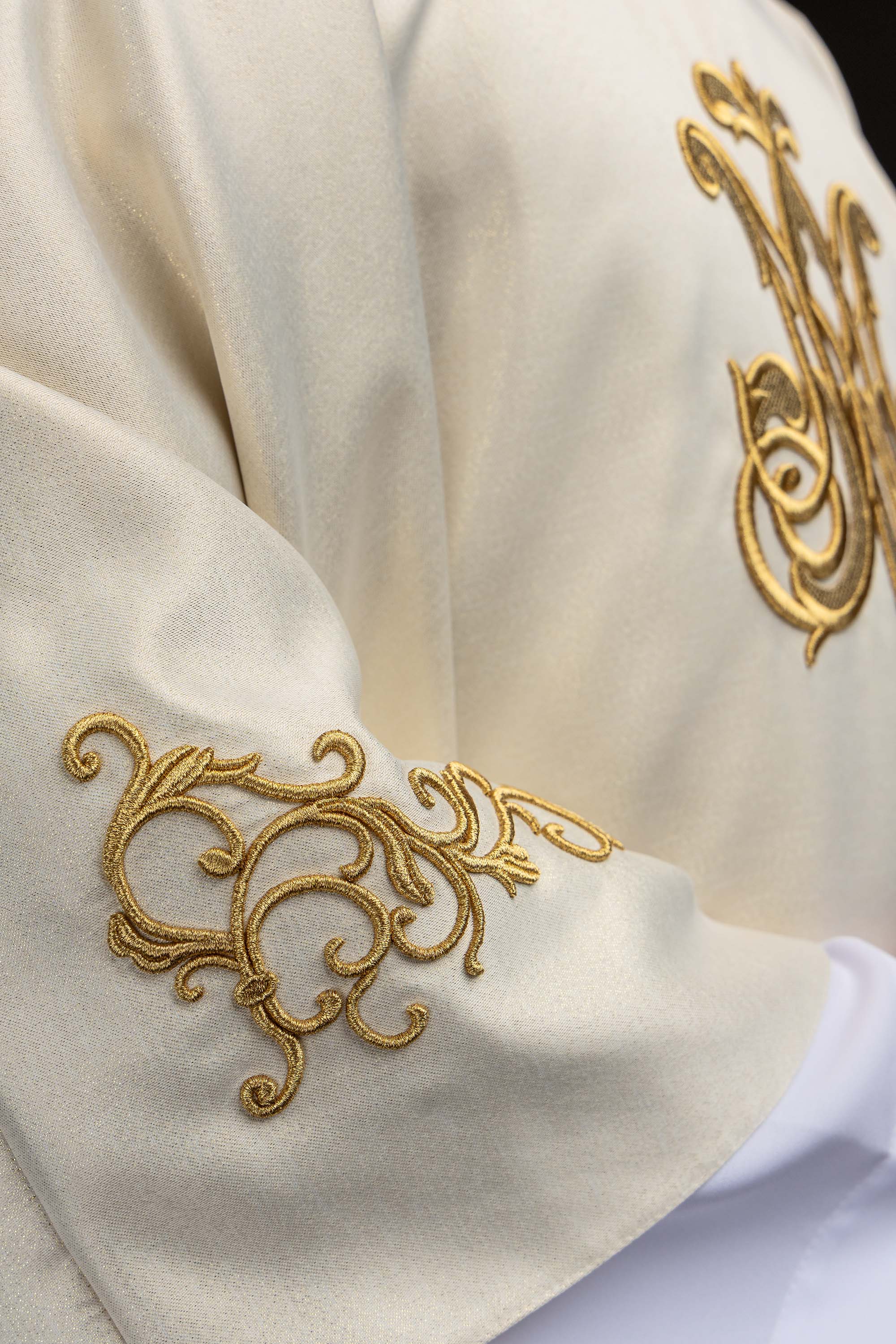 Ornat liturgiczny z haftowanym symbolem Maryjnym