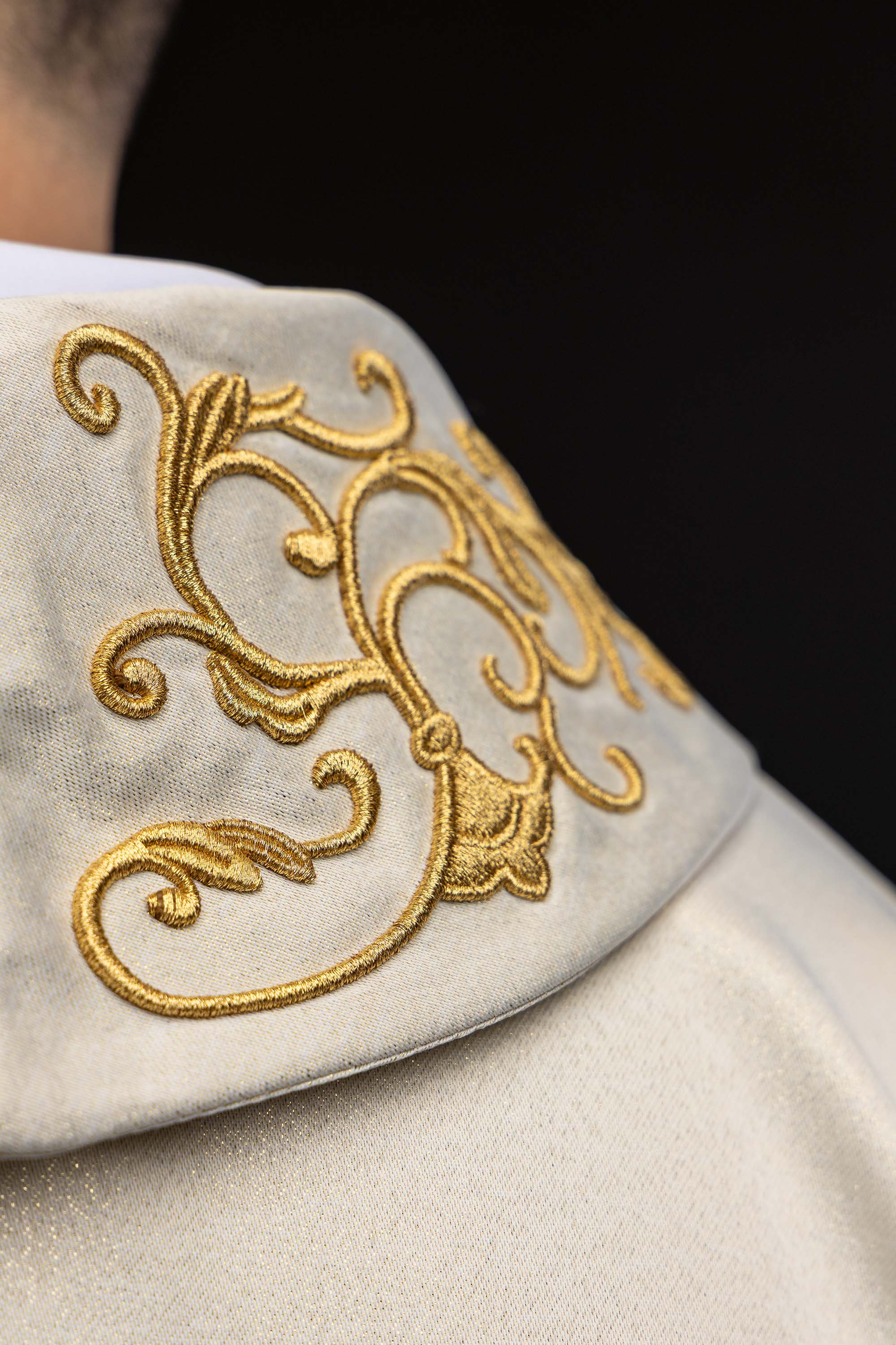 Ornat liturgiczny z haftowanym symbolem Maryjnym
