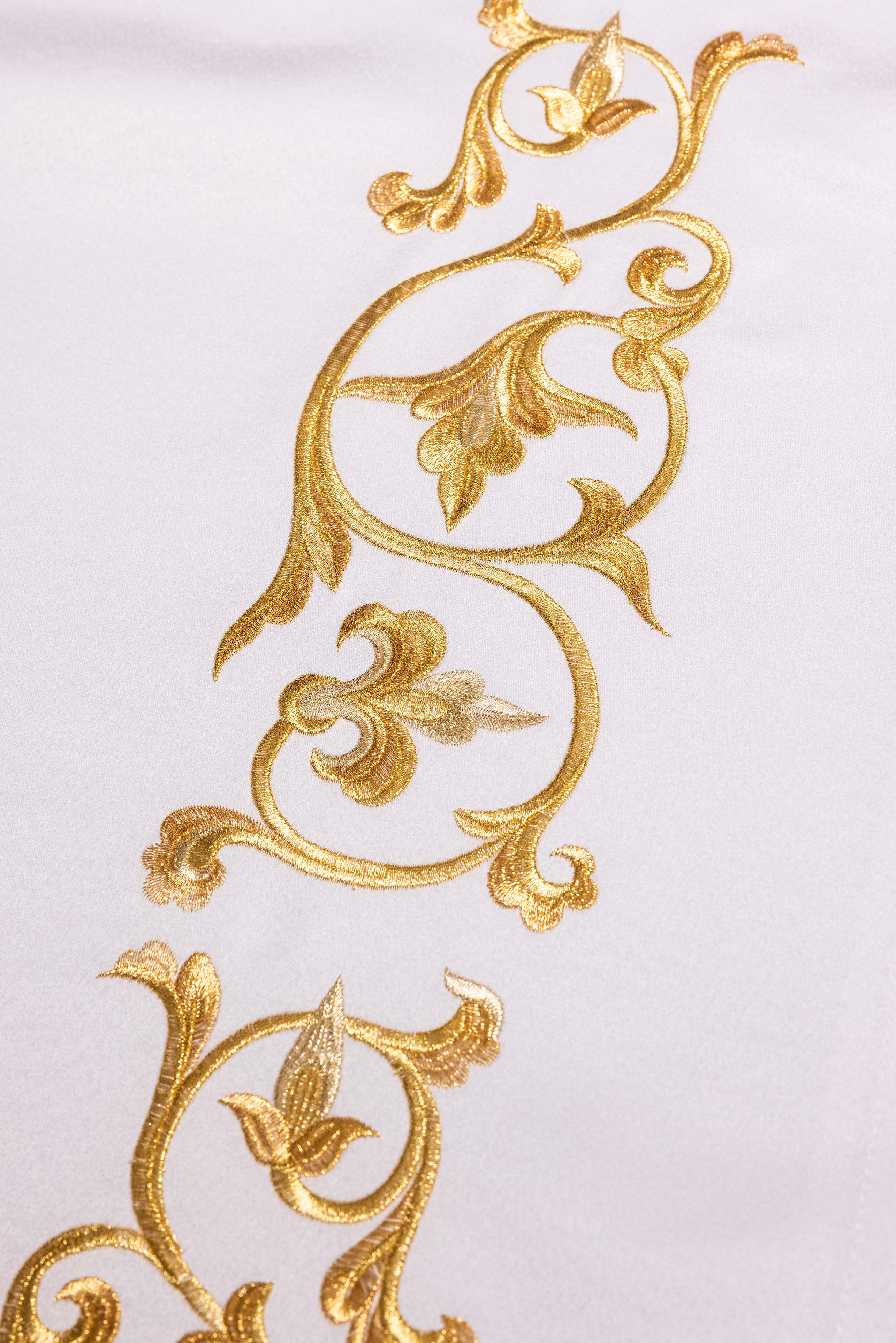 Obrus ołtarzowy z haftowanym symbolem IHS - ORNATY.PL