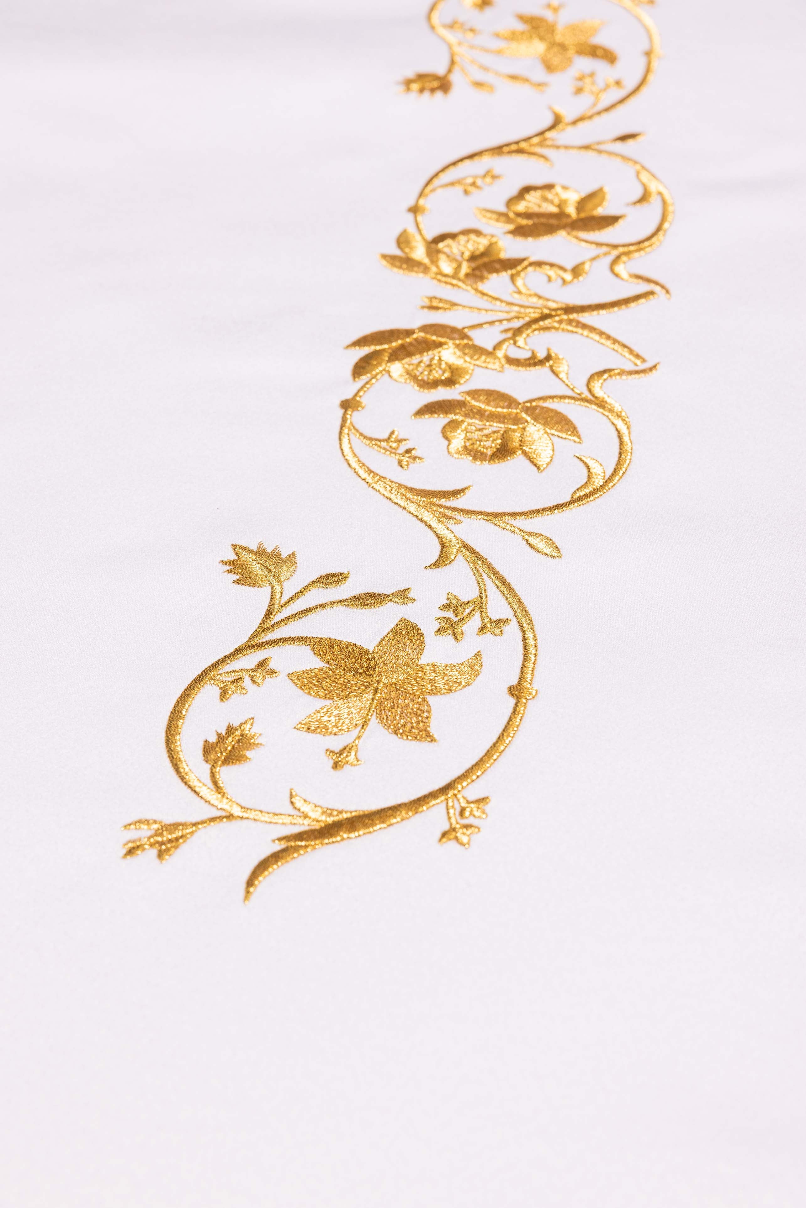 Obrus ołtarzowy z haftowanym symbolem maryjnym - ORNATY.PL