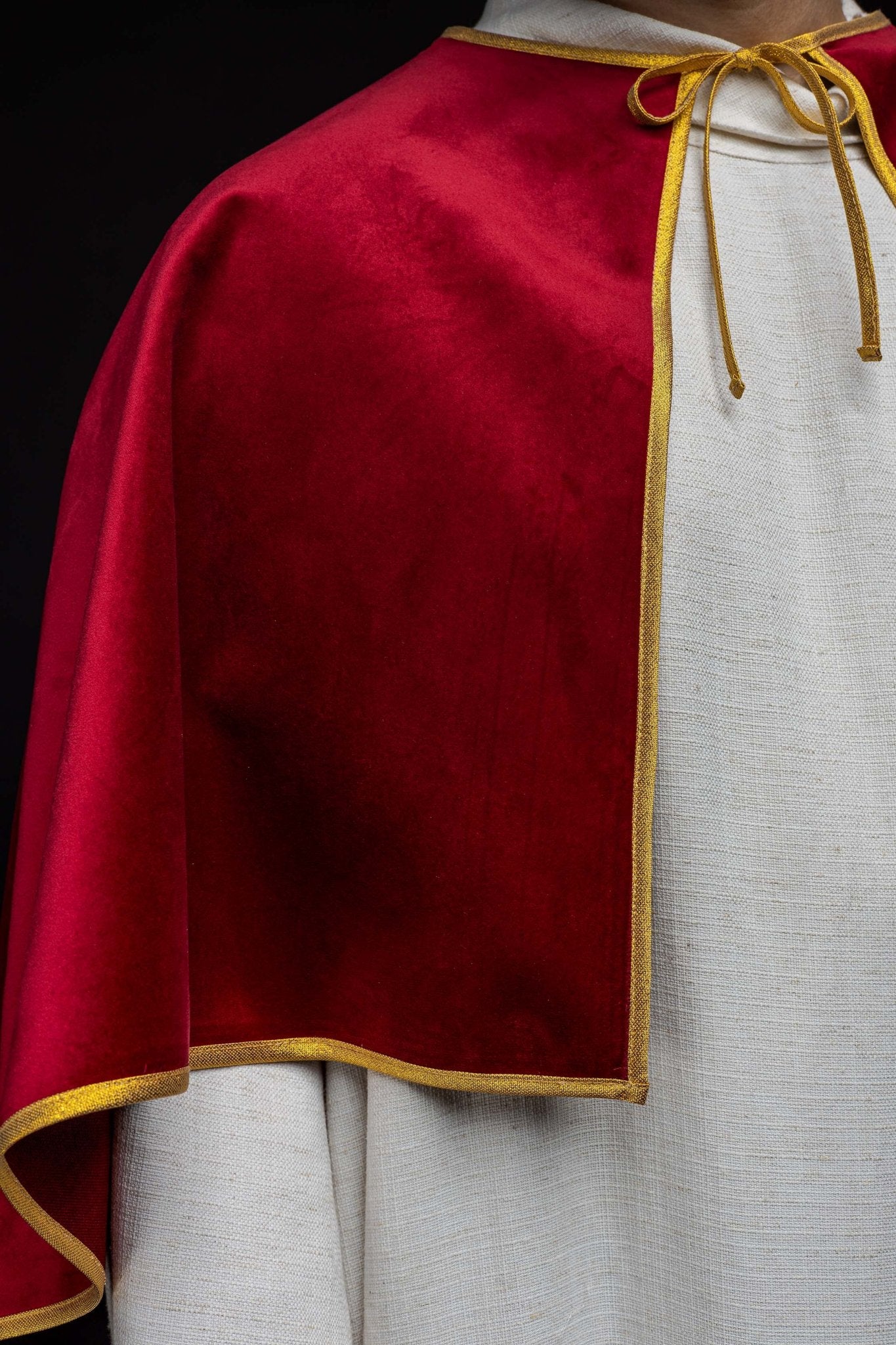 Aksamitna pelerynka ministrancka z wiązaniem czerwona