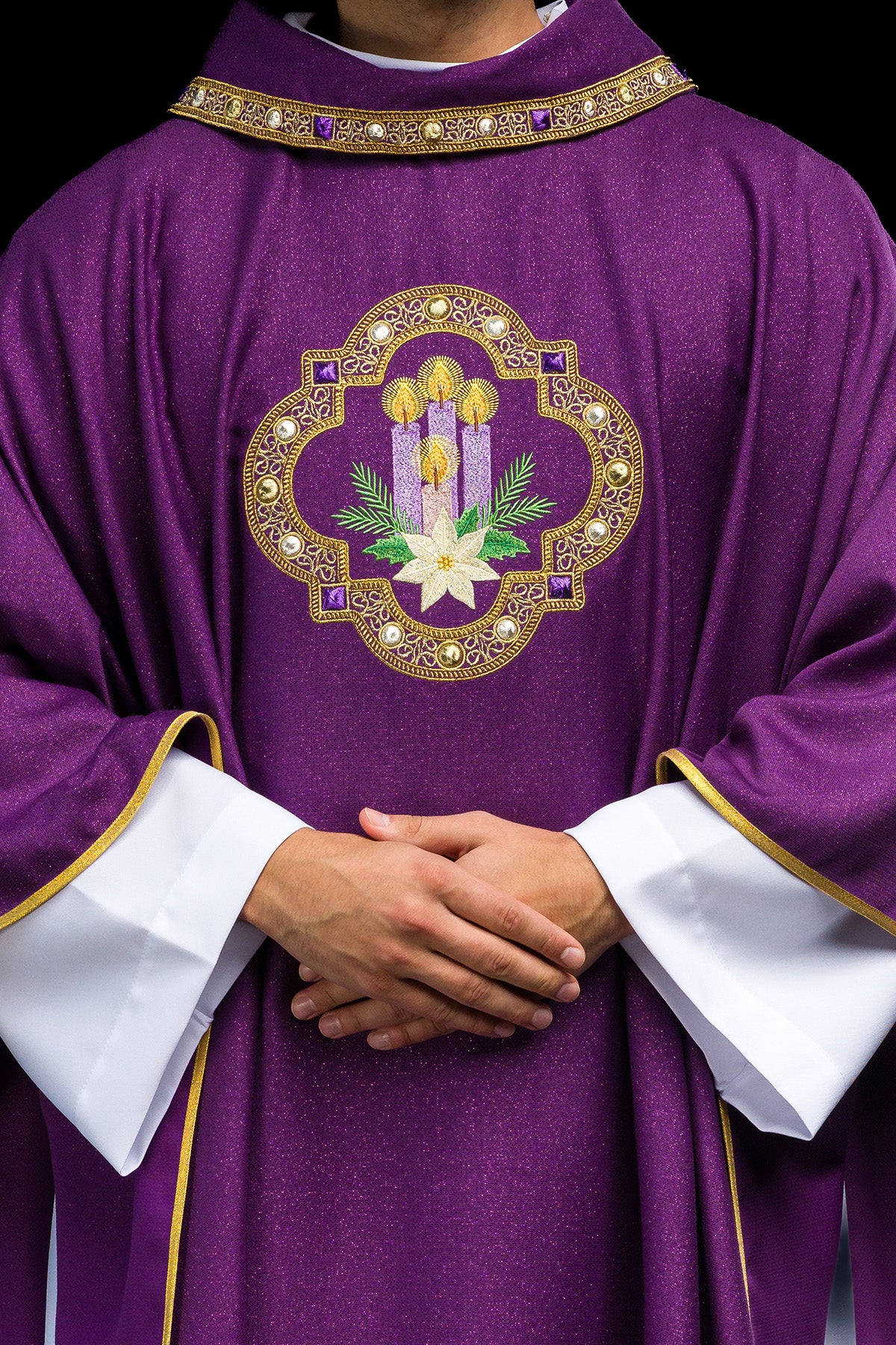 Ornat haftowany na adwent uszyty na błyszczącej tkaninie