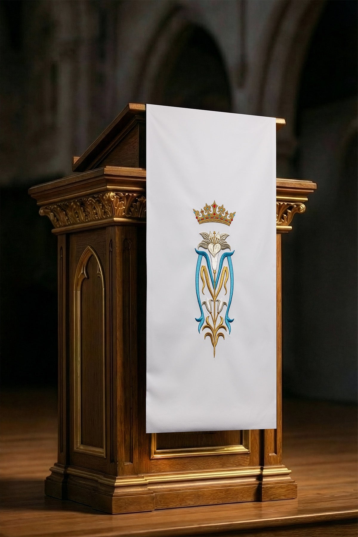 Biała serweta na lektorium haftowana z motywem maryjnym