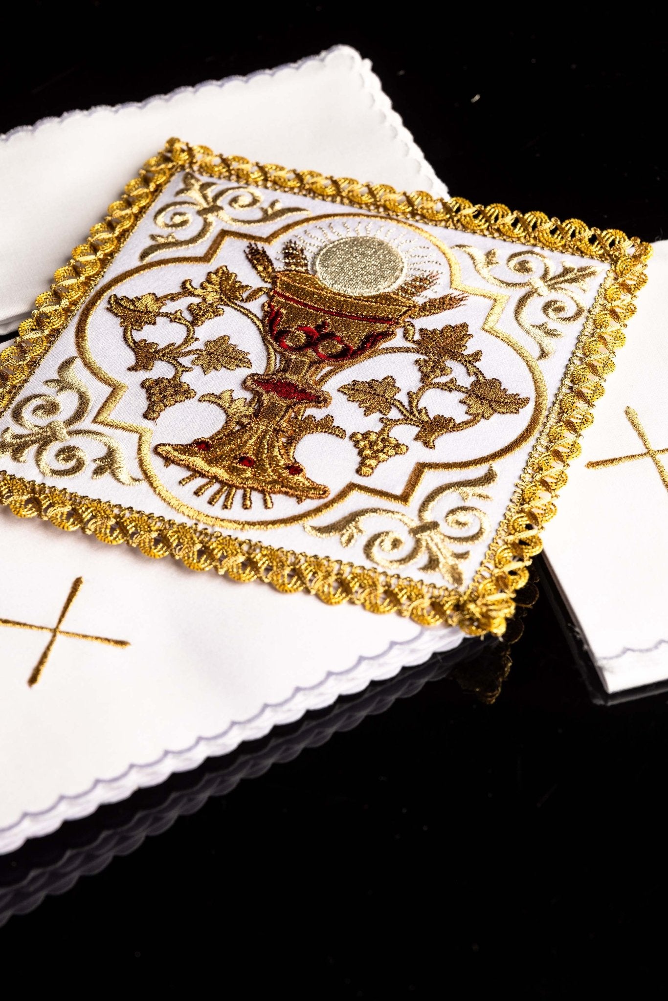 Bielizna kielichowa haftowana z symbolem Kielicha Eucharystycznego