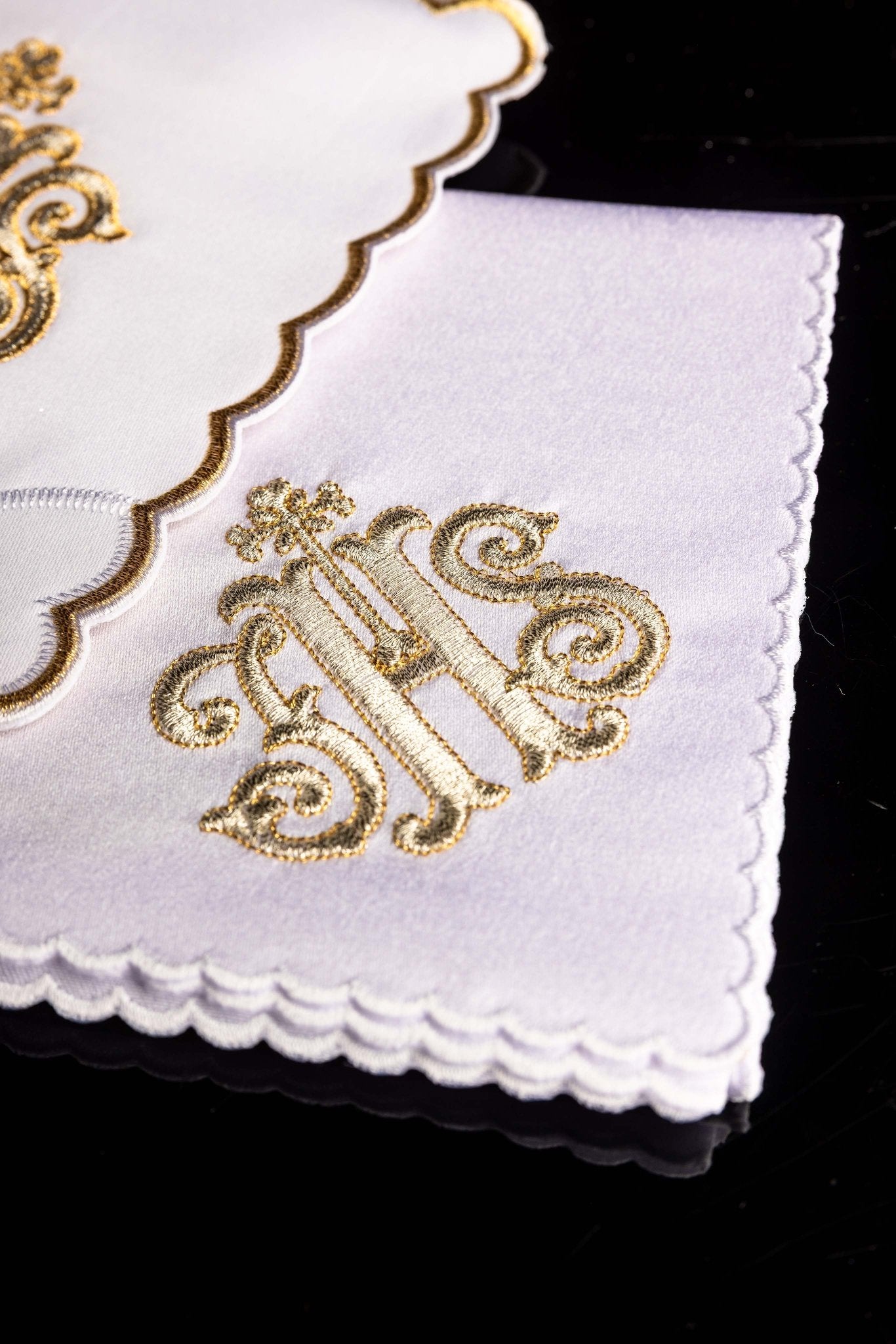Bielizna kielichowa z złotym haftem IHS