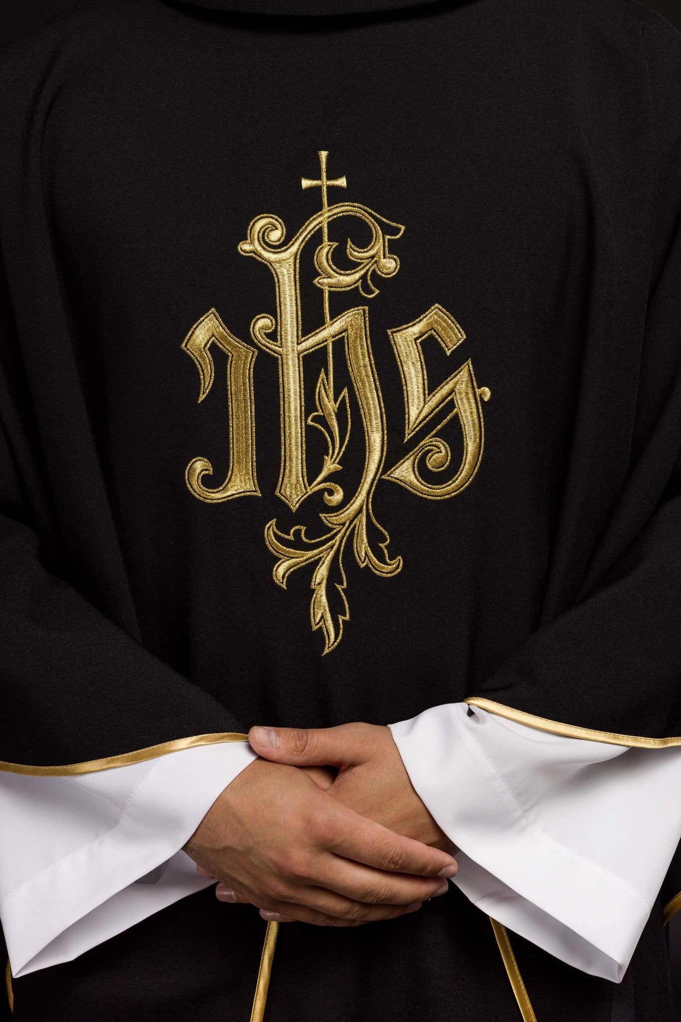 Czarny ornat haftowany IHS