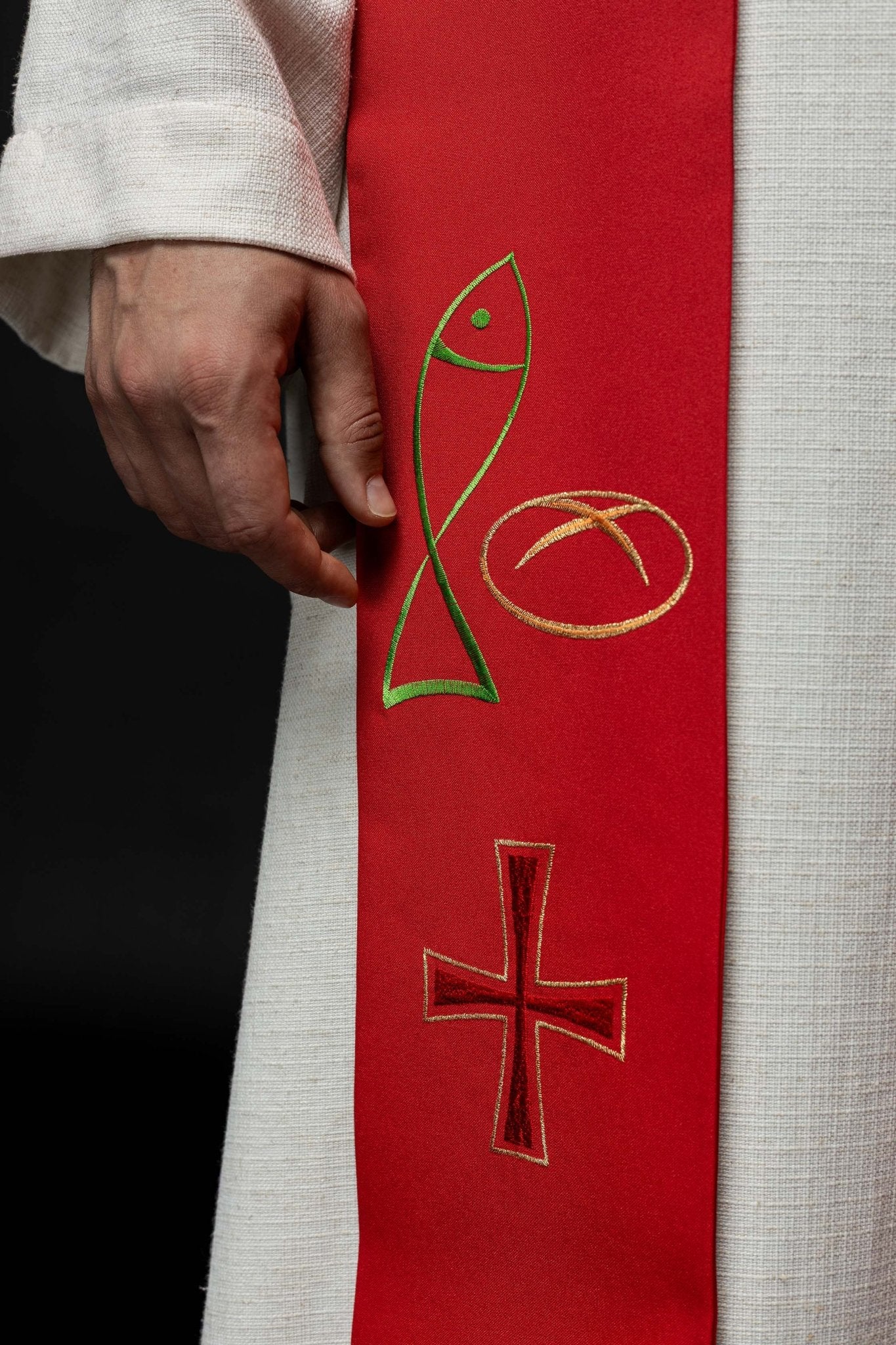 Czerwona stuła kapłańska haftowana z motywem Ryba Chleb Krzyż