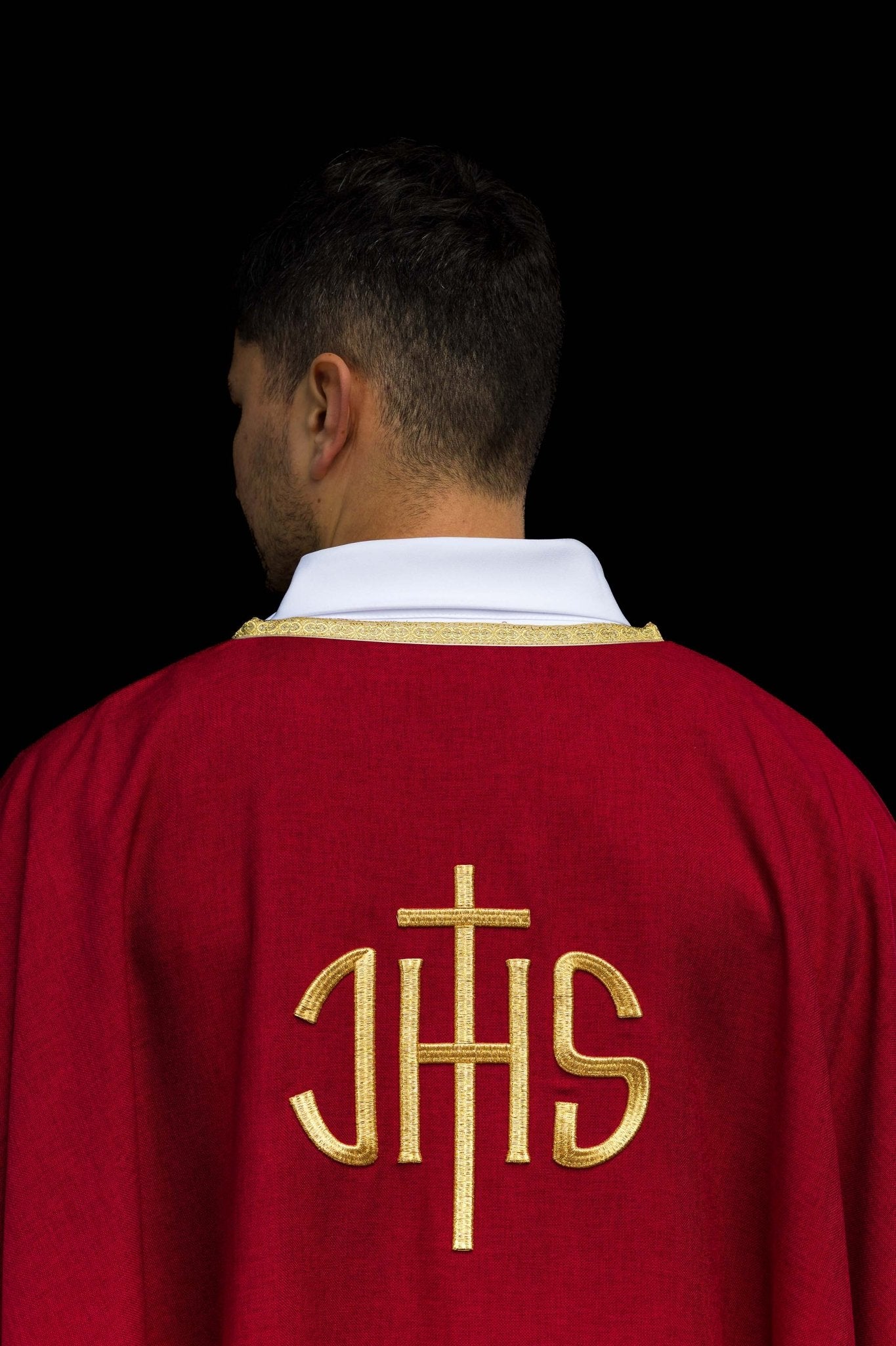 Czerwony ornat liturgiczny z złotym haftem IHS