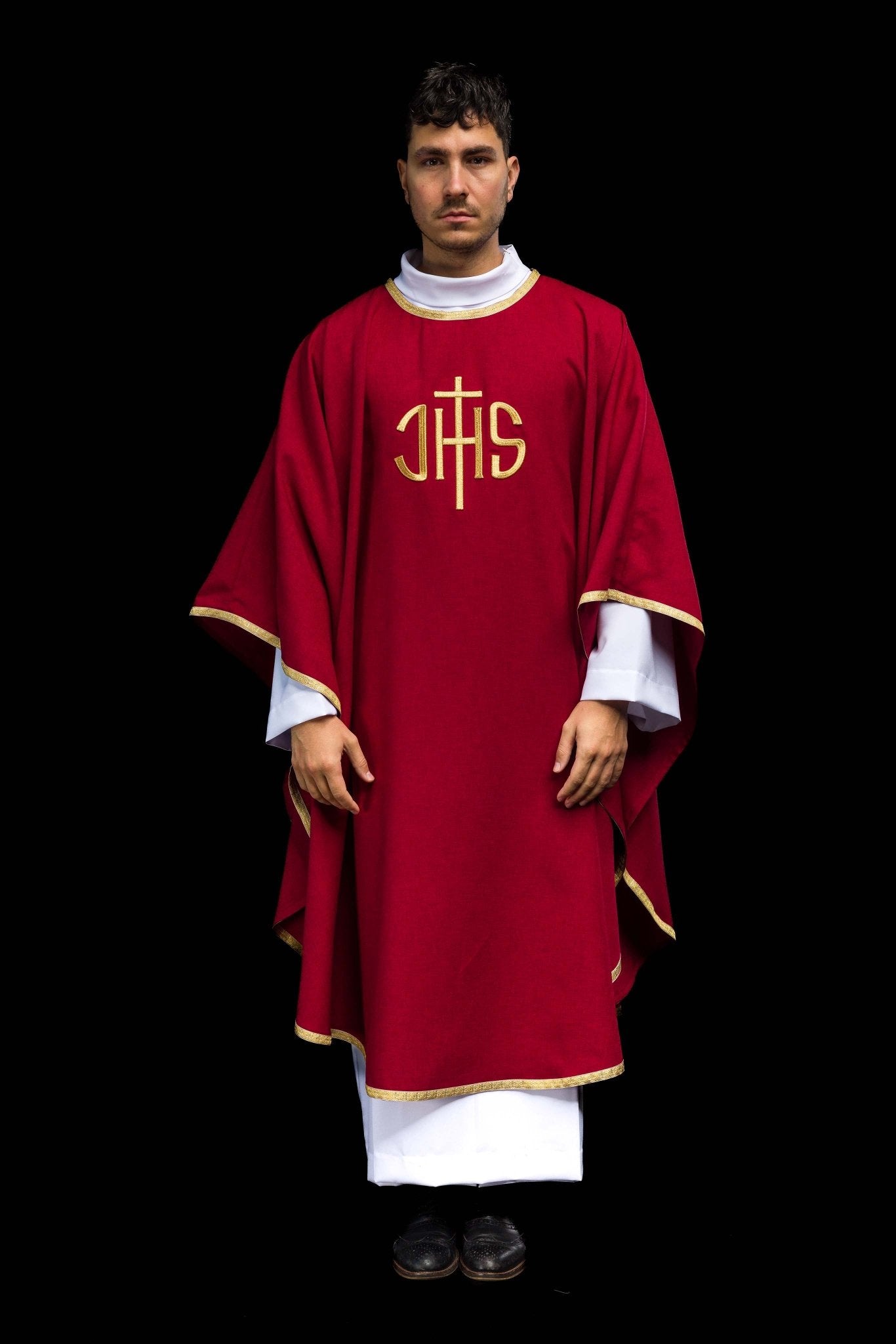 Czerwony ornat liturgiczny z złotym haftem IHS