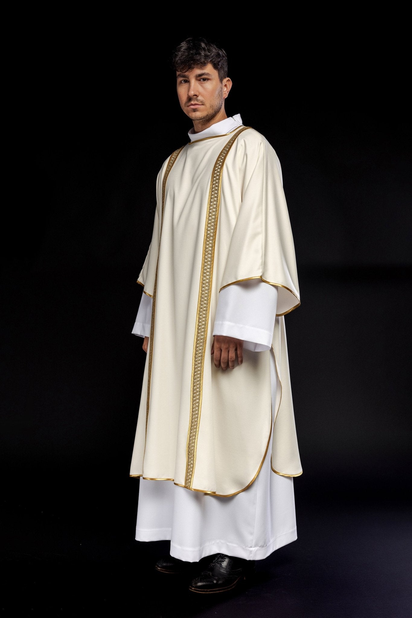 Dalmatyka ozdobiona złotymi pasami ecru