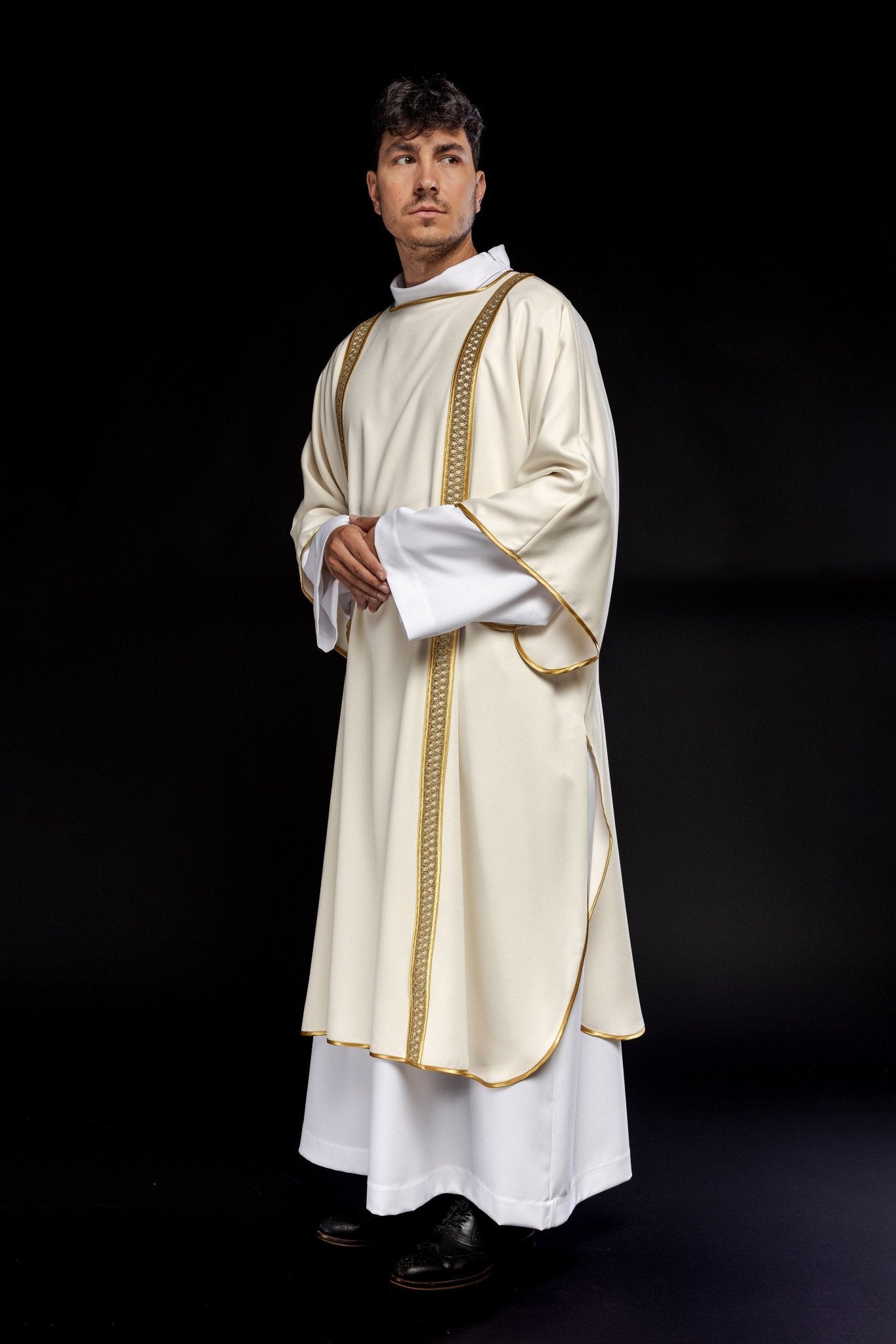 Dalmatyka ozdobiona złotymi pasami ecru