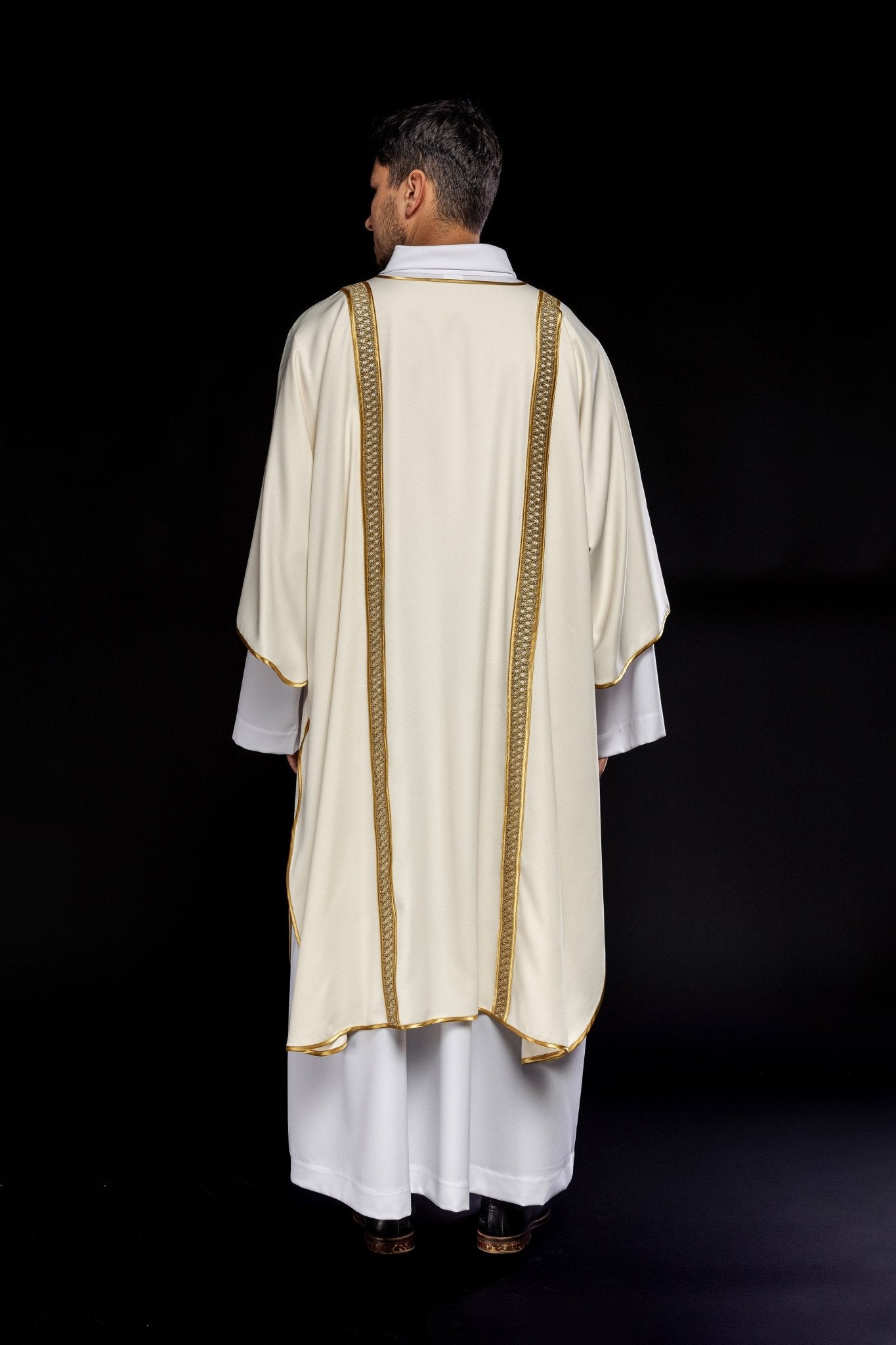 Dalmatyka ozdobiona złotymi pasami ecru