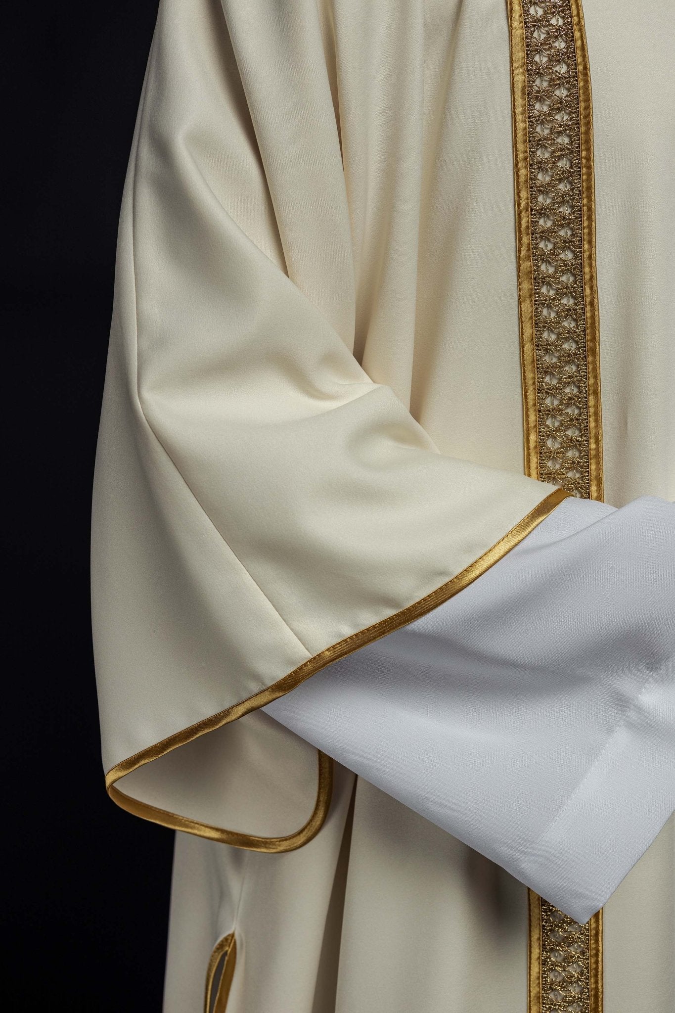 Dalmatyka ozdobiona złotymi pasami ecru