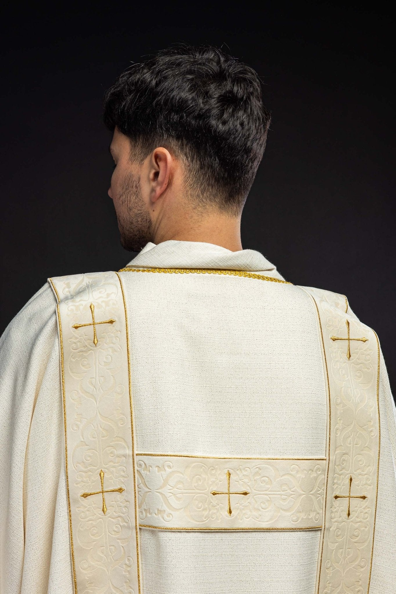 Dalmatyka z aksamitnymi pasami i haftowanymi złotymi krzyżami ecru
