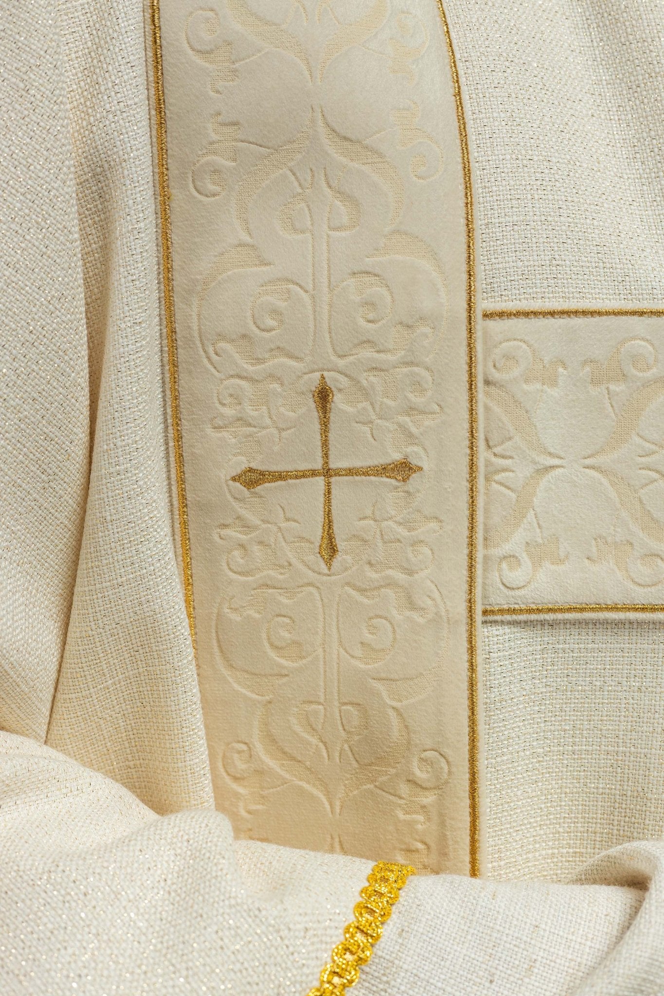 Dalmatyka z aksamitnymi pasami i haftowanymi złotymi krzyżami ecru