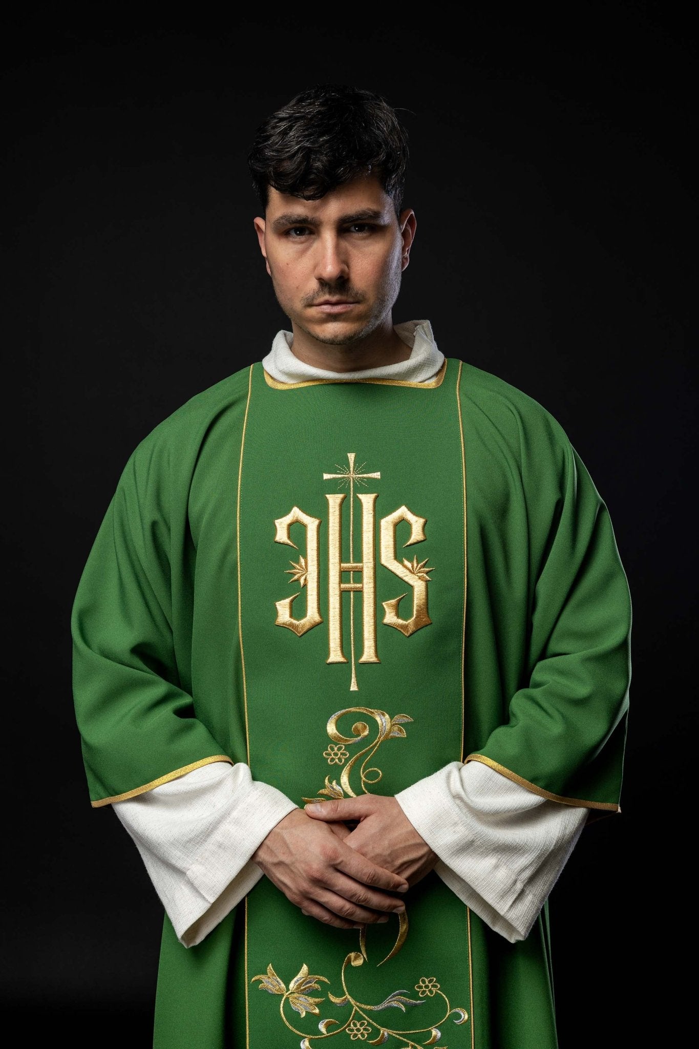 Dalmatyka zielona z haftowanym pasem IHS