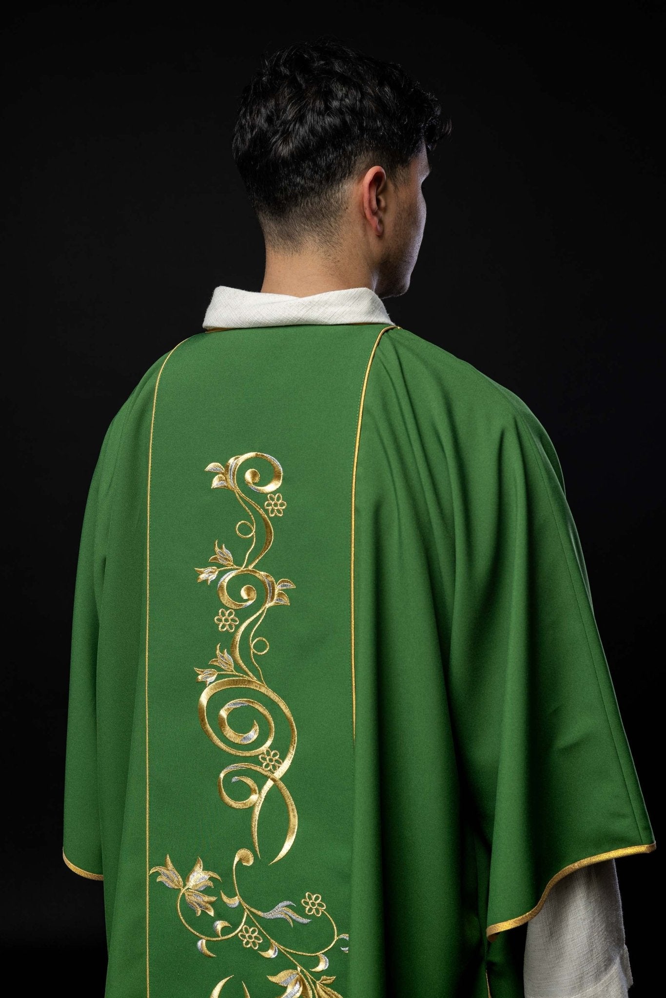 Dalmatyka zielona z haftowanym pasem IHS