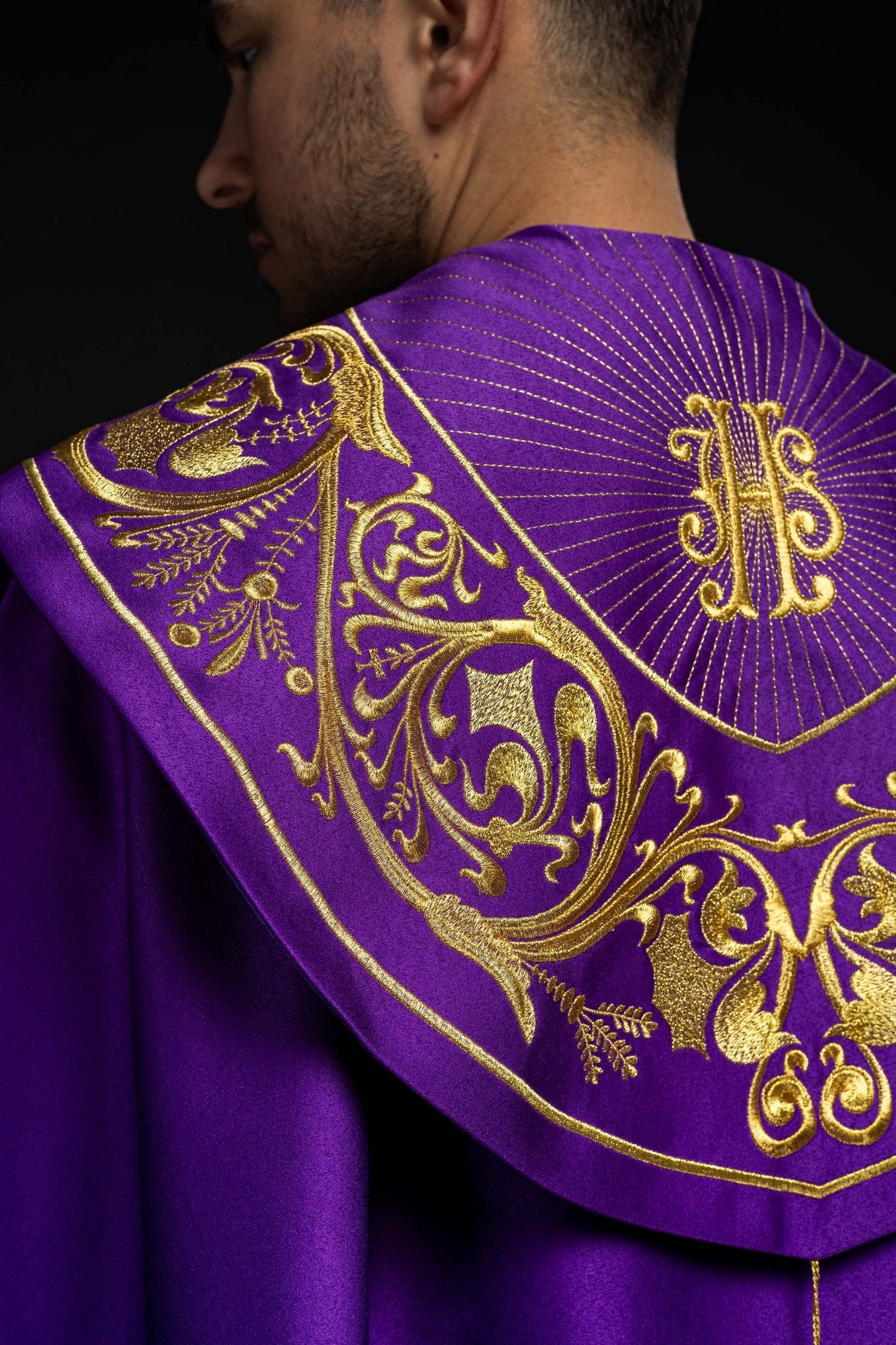 Fioletowa kapa liturgiczna z złotym monogramem IHS