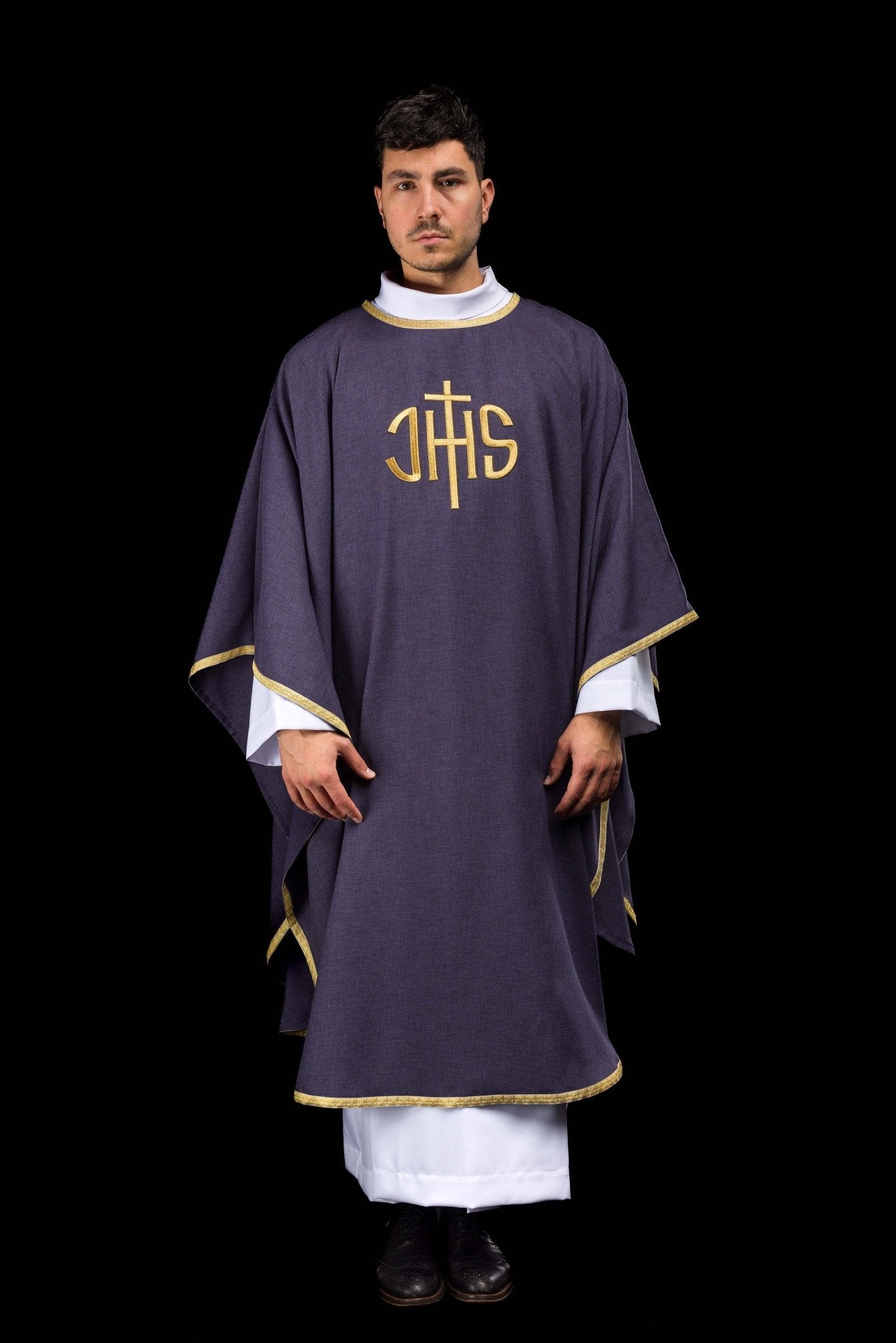 Fioletowy ornat liturgiczny z złotym haftem IHS
