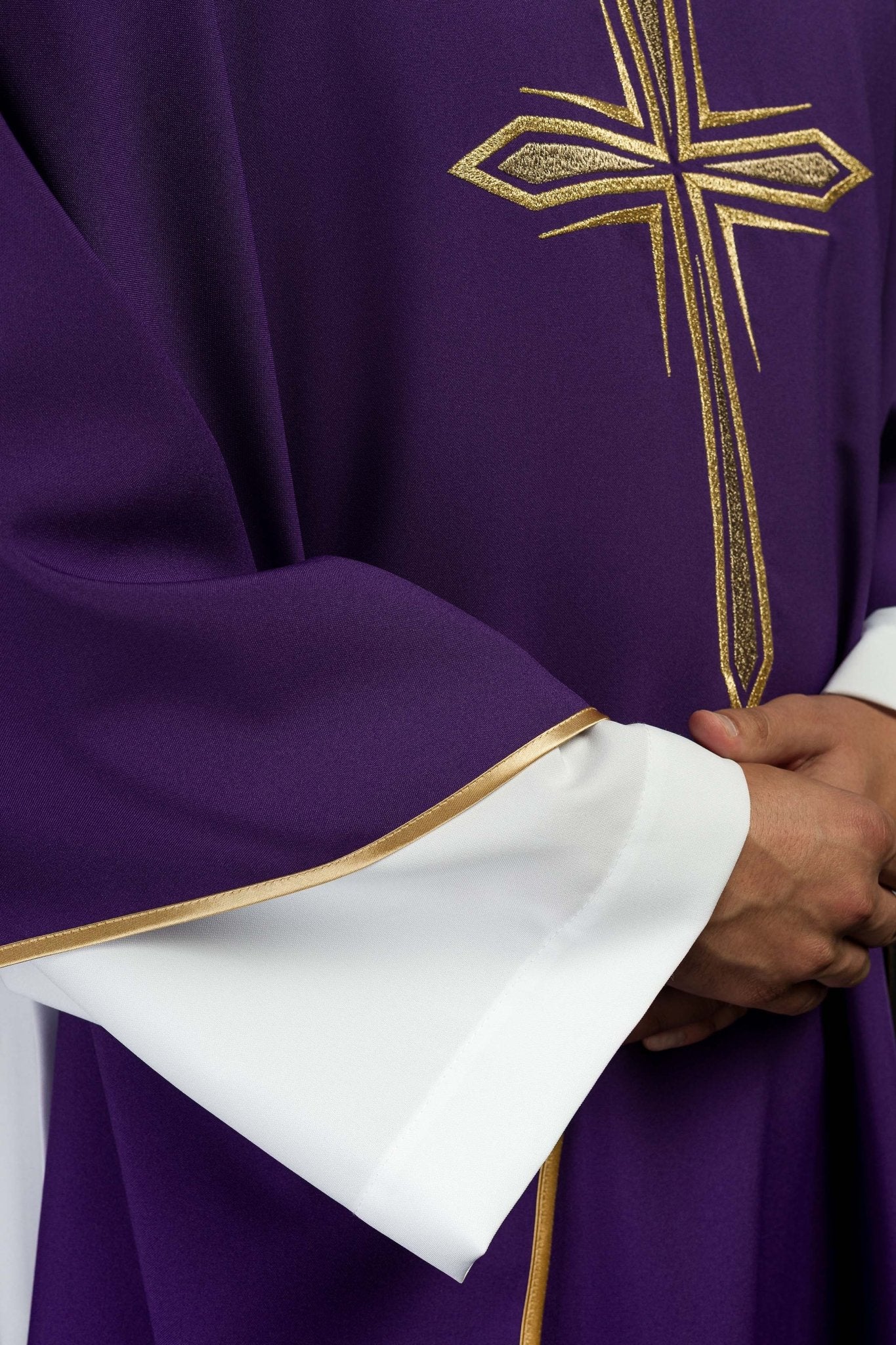 Fioletowy ornat z haftem krzyża i złotą lamówką
