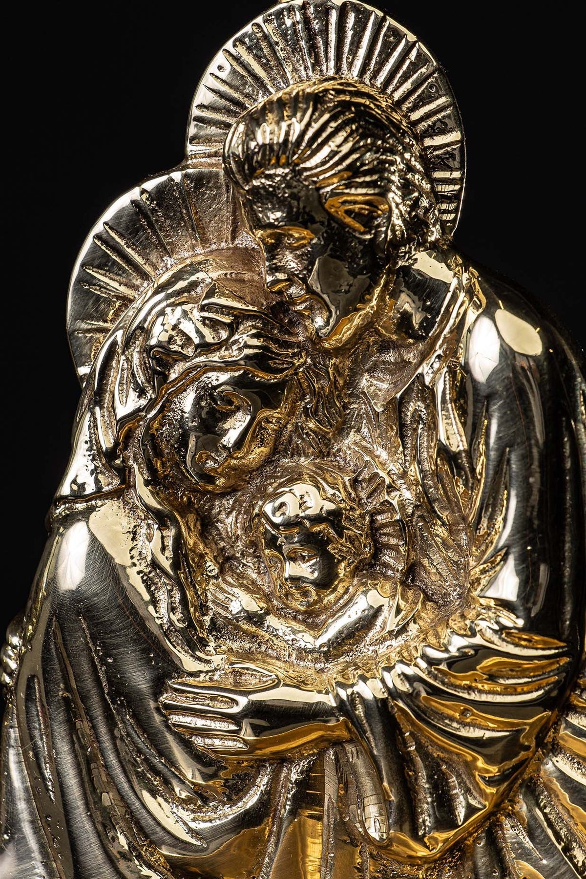 Kropielnica z symbolem Świętej Rodziny, zbliżenie na postacie z aureolami