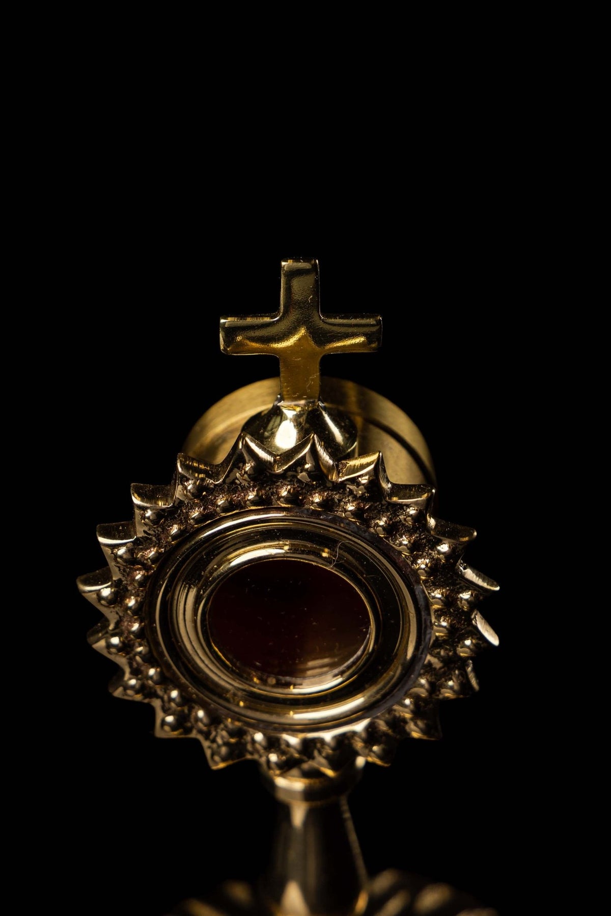 Mały relikwiarz liturgiczny wykonany z mosiądzu