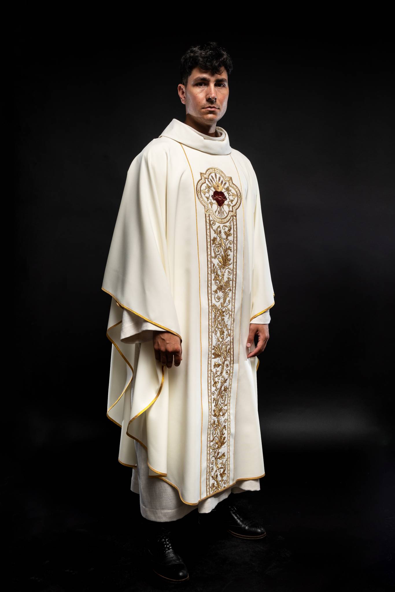 Ornat bogato haftowany z symbolem Sercem Pana Jezusa i PAX - Ecru